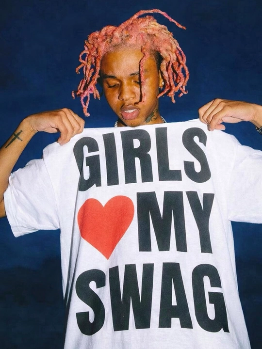 Y2K uslubidagi oversize futbolka “Girls Love My Swag” — streetwear, unisex, oq rang - 