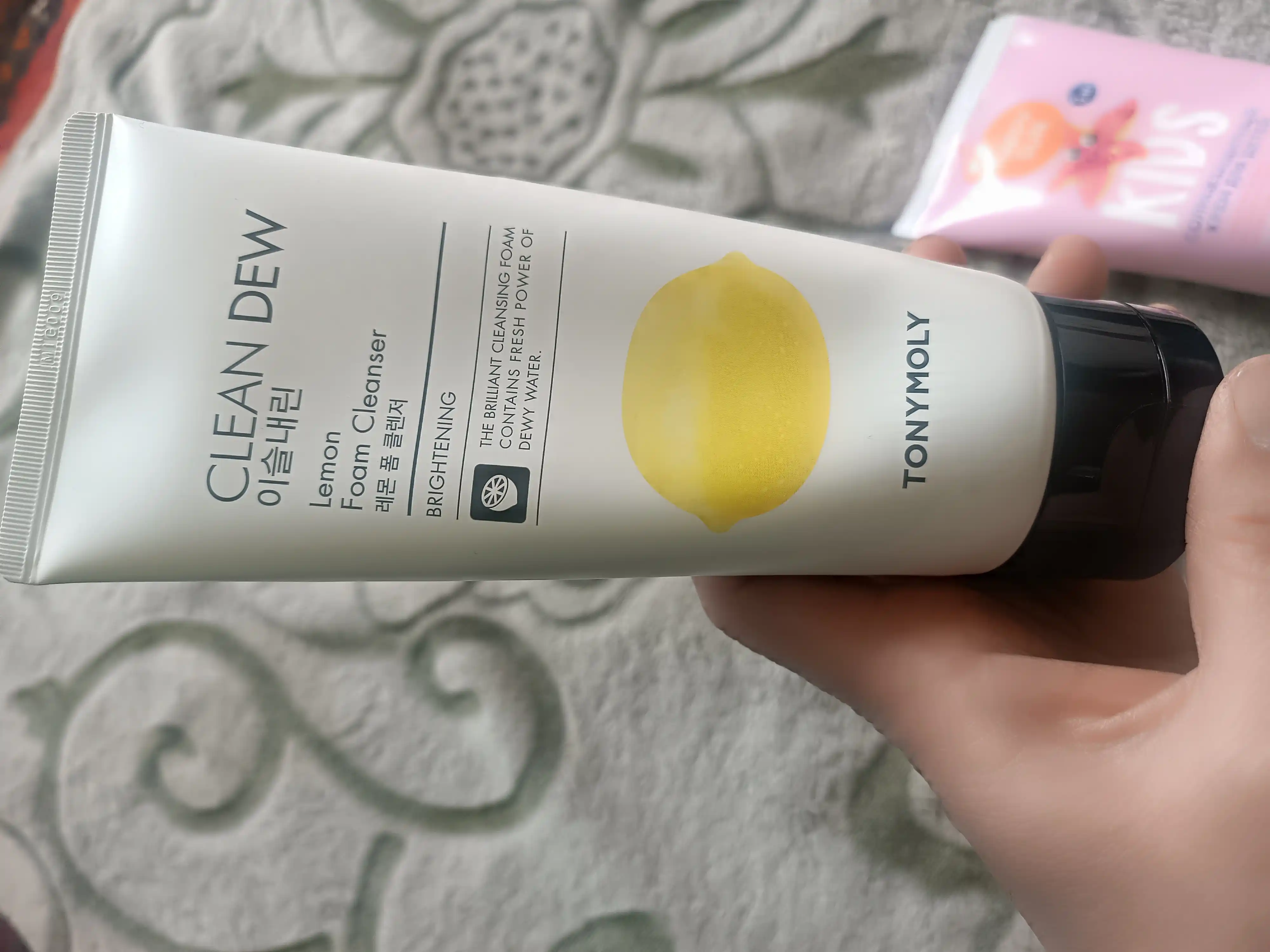 TonyMoly Clean Dew brendining yuzni tozalash uchun ko'pik, makiyajni tozalaydi, oqartiradi