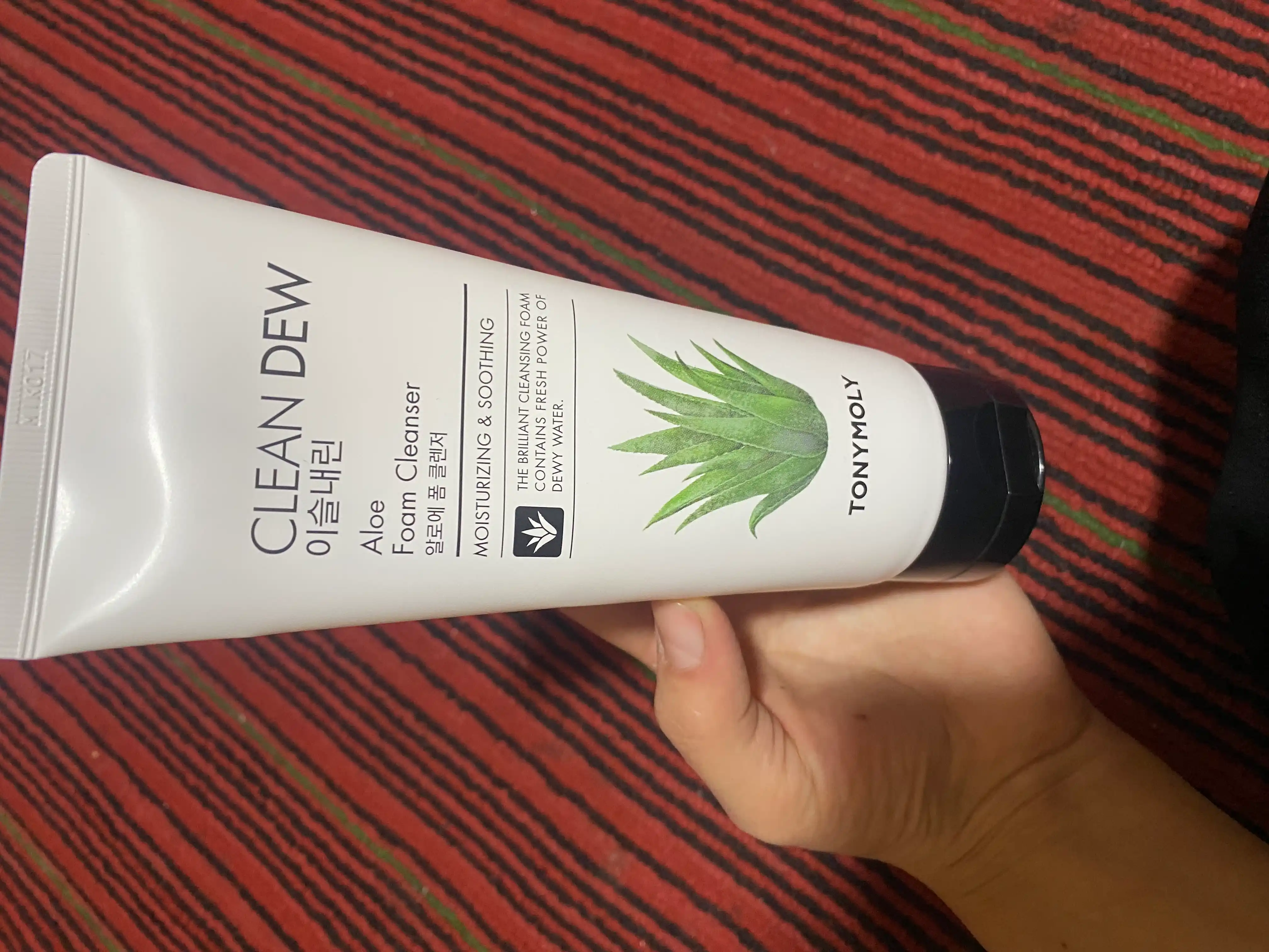 TonyMoly Clean Dew brendining yuzni tozalash uchun ko'pik, makiyajni tozalaydi, oqartiradi