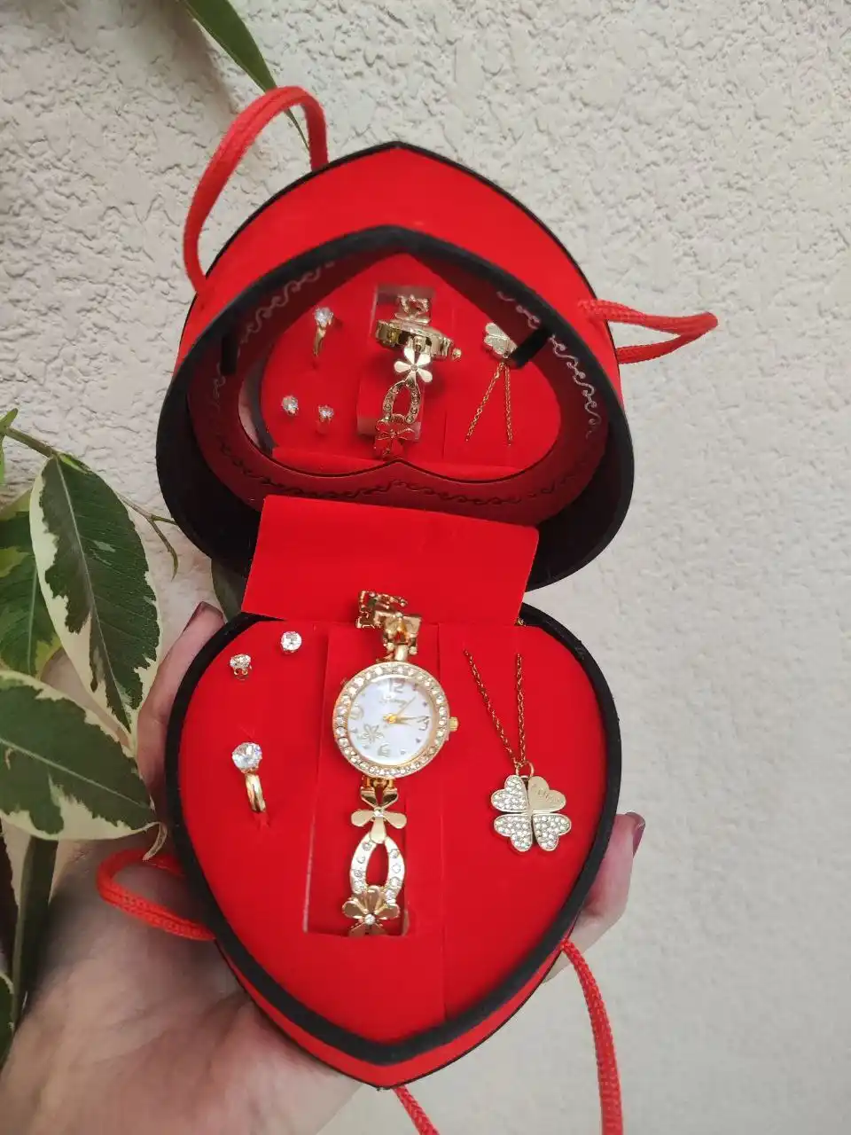 Qizlar va ayollar uchun sovg‘alar to‘plami soat, uzuk, zirak, zanjir