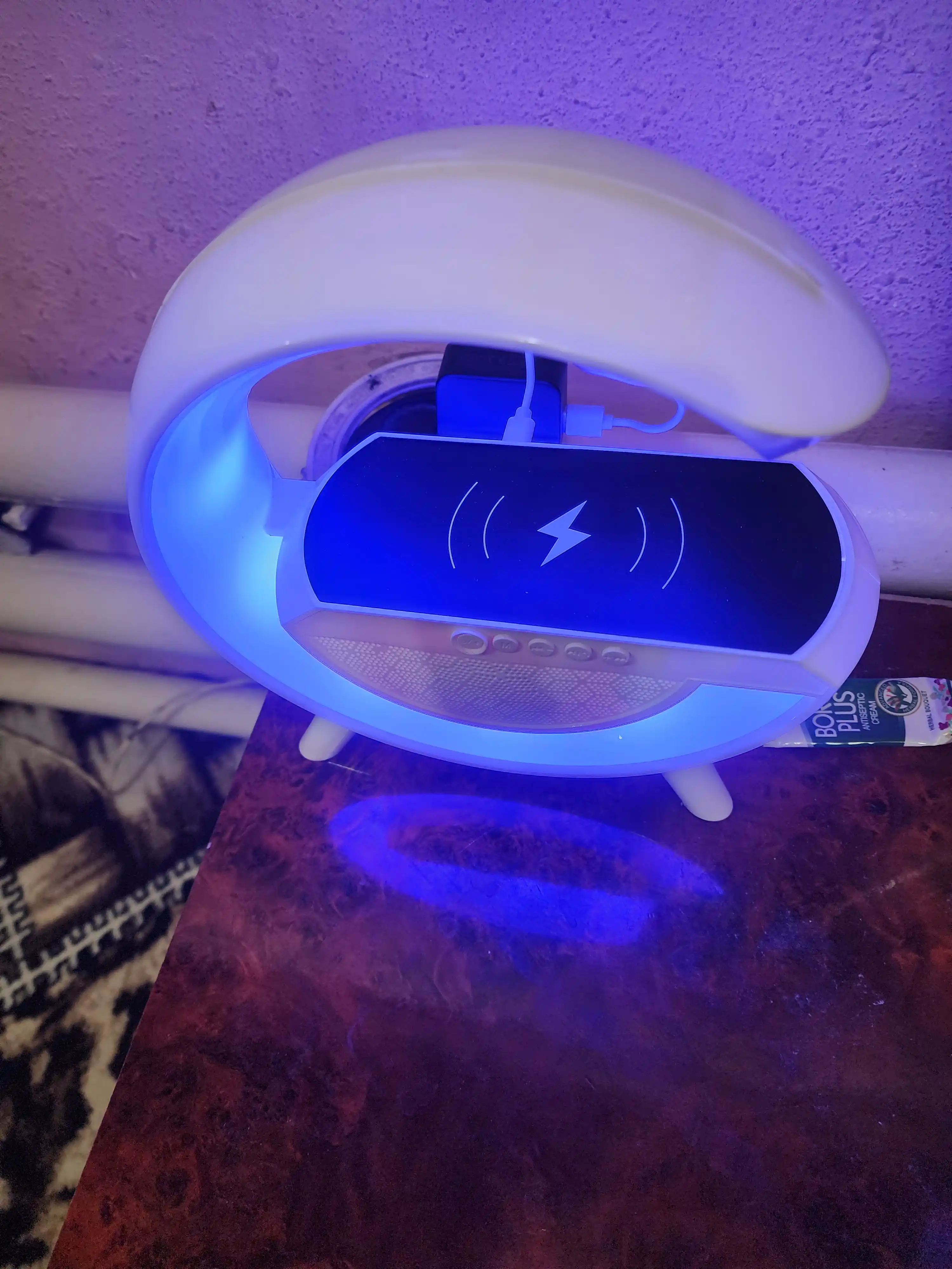 RGB ночник-колонка: Bluetooth, FM-радио, будильник и беспроводная зарядка