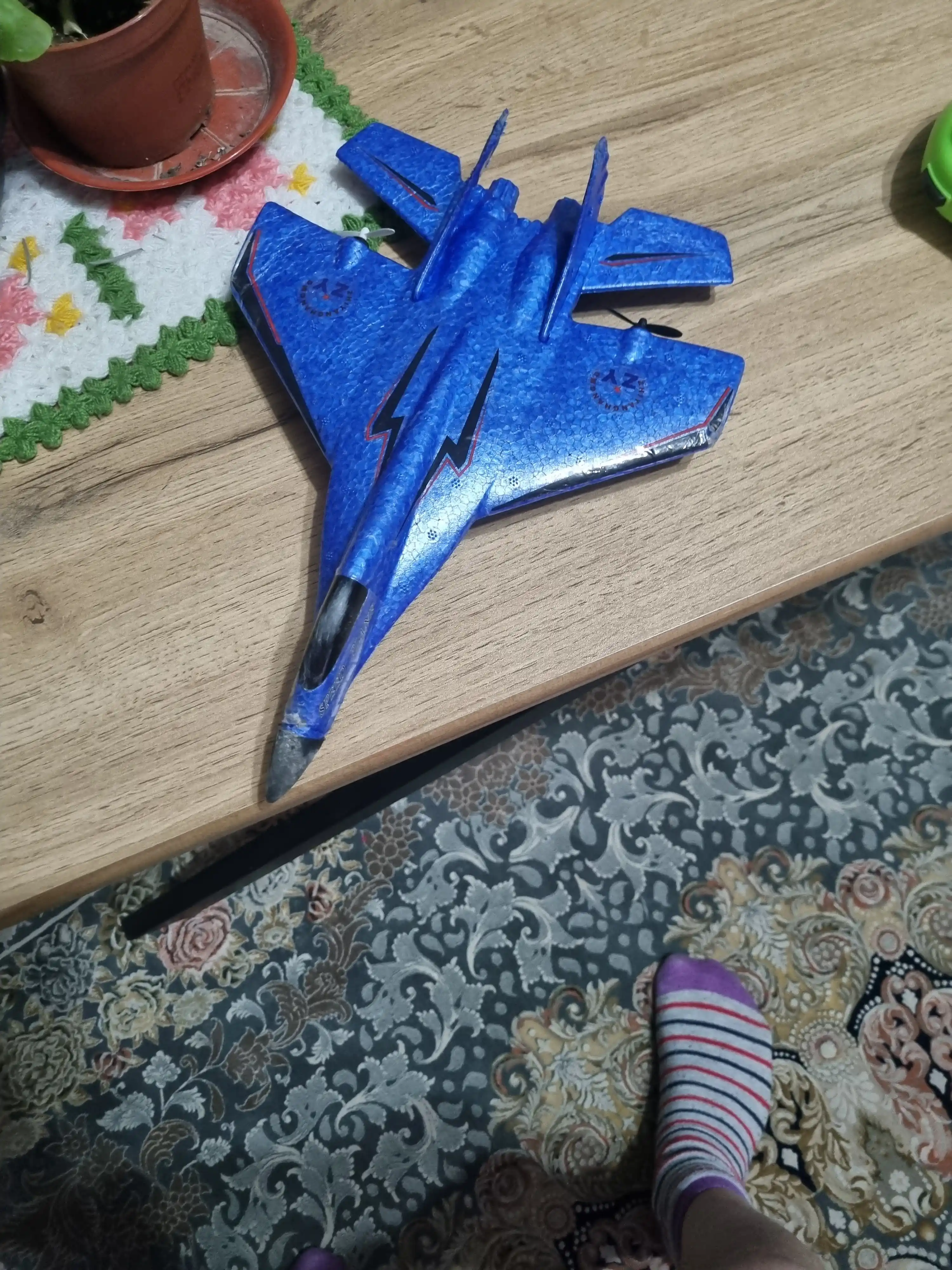 Radiyo uchuvchi samolyot, yengil va bardoshli