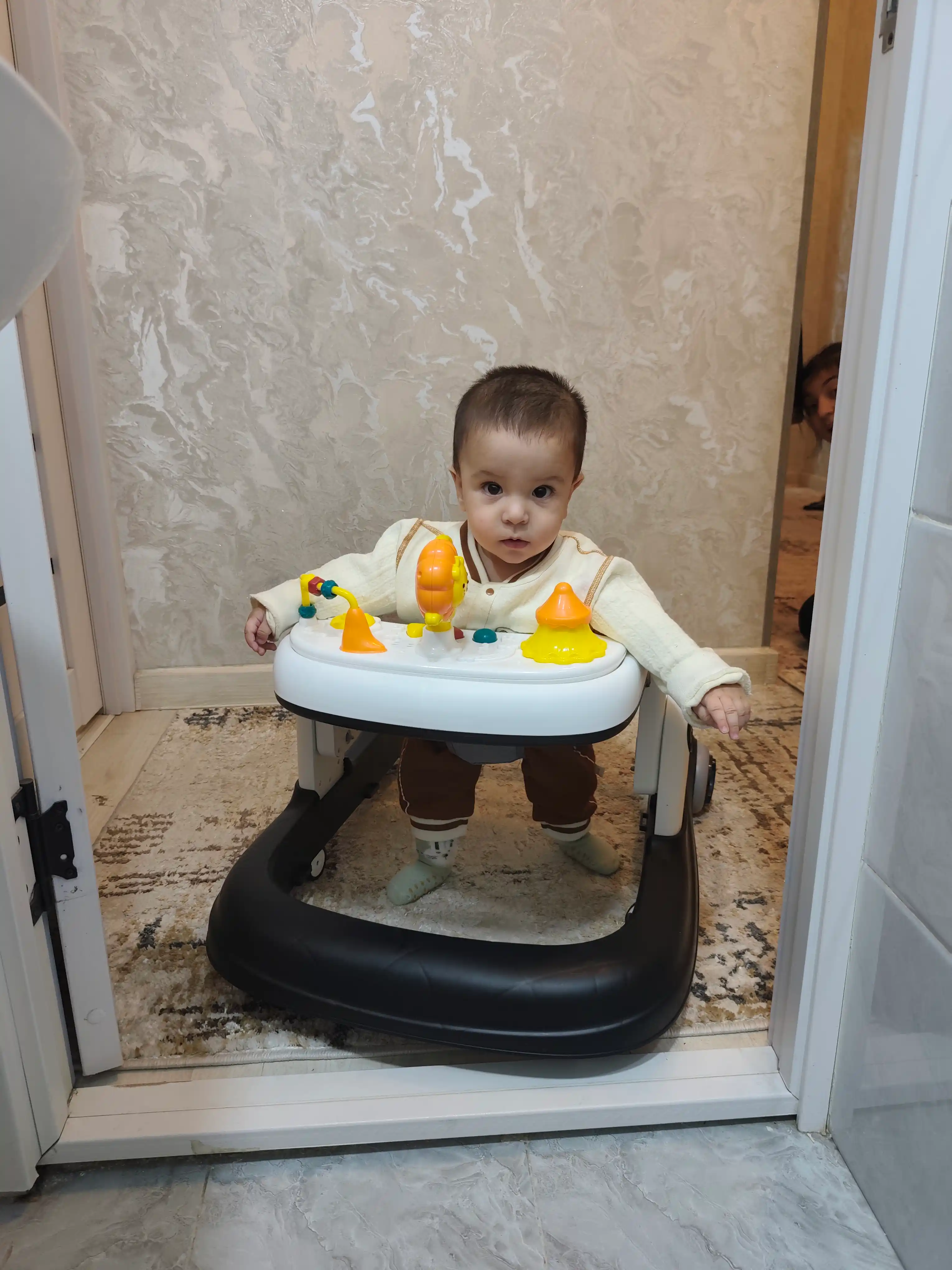 Xodunki bolalar uchun oyin paneli bilan