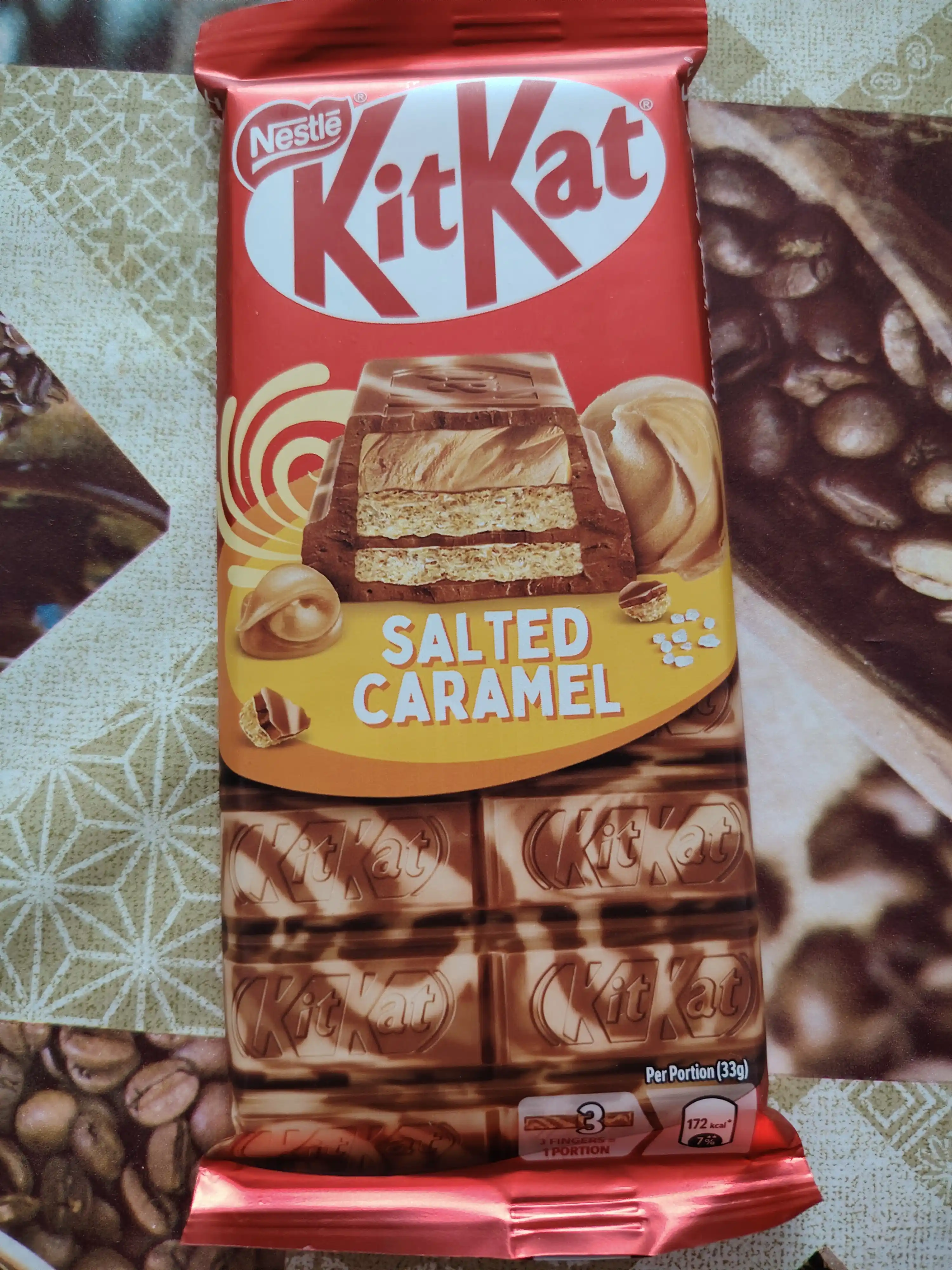 KitKat®. Молочный шоколад с вафлей, белой глазурью и начинкой соленой карамелью, 99г.
