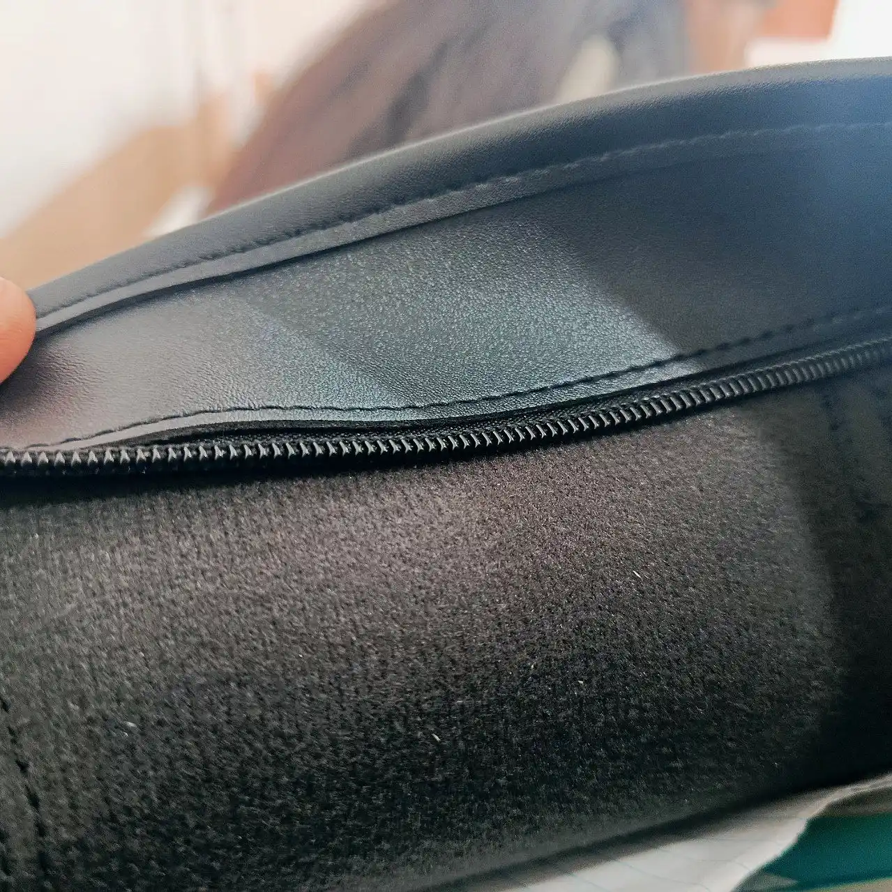 Yashin va uzun tutqichli, yelkaga osilgan eko charmdan katta ayollar sumkasi
