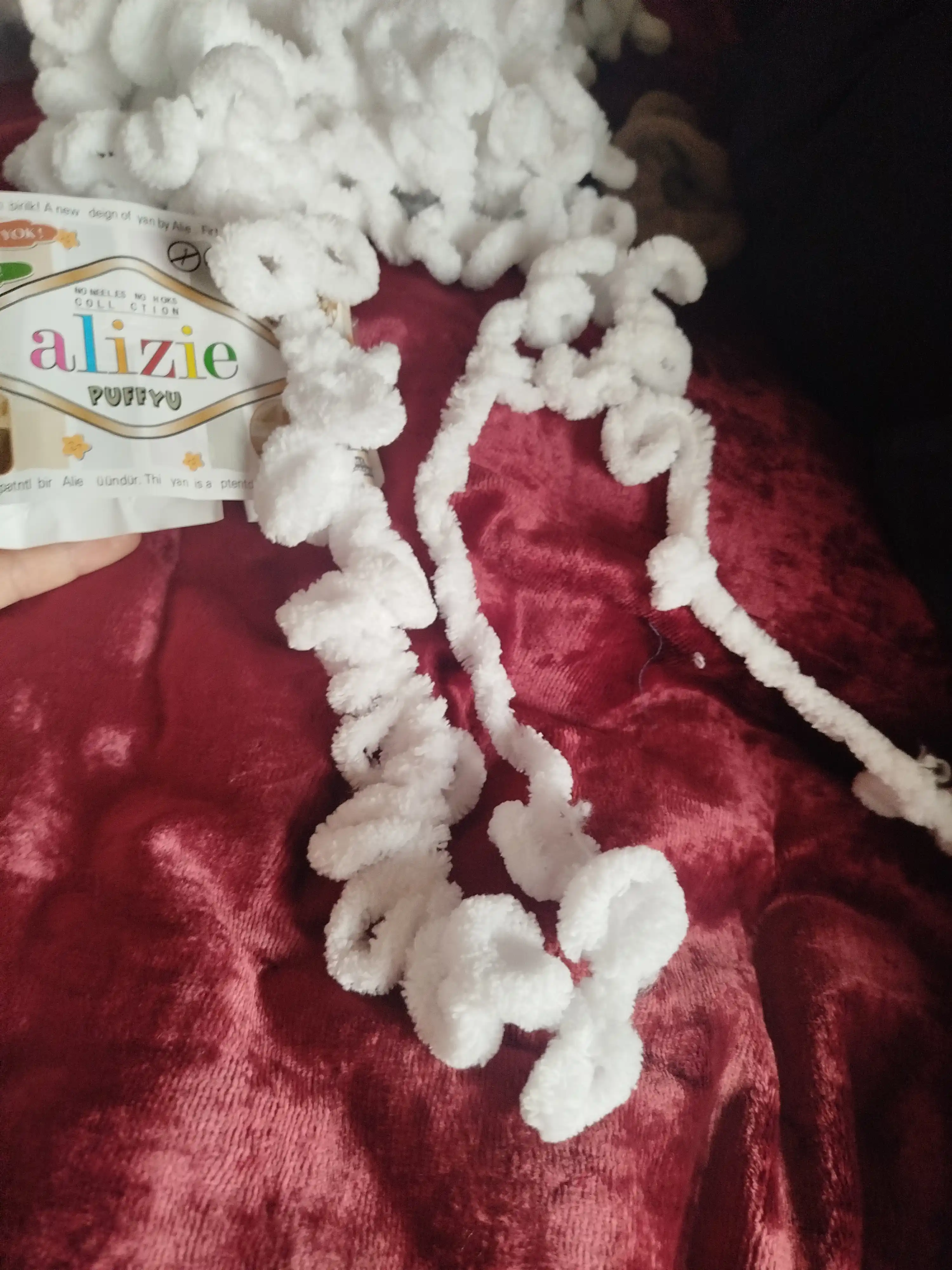 Katta ilmoqli to'qish uchun, ip Alizie Puffyu, 100 gr, 7 metr