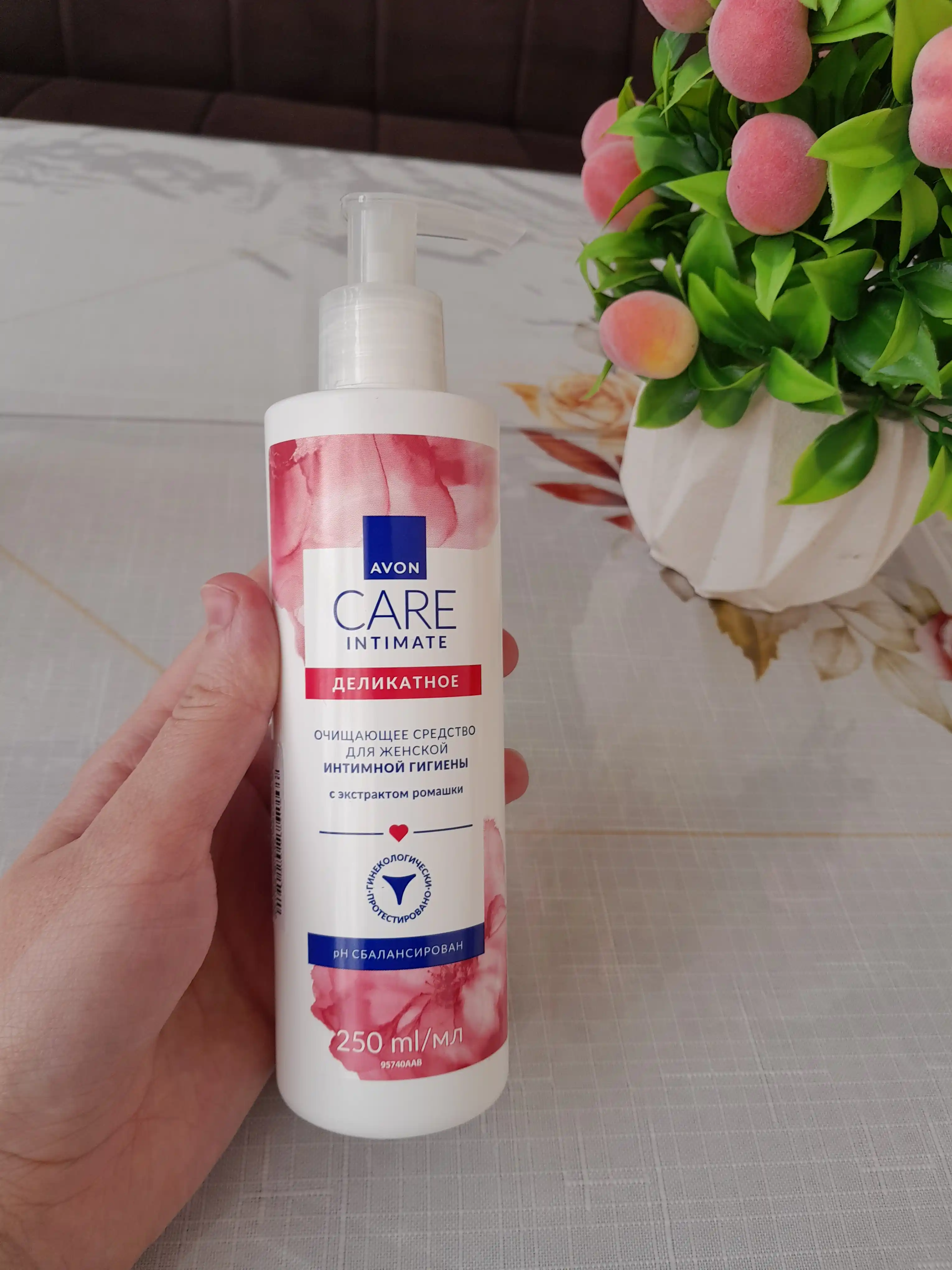 Cредство для женской гигиены Avon Care Avon Care Intimate с экстрактом ромашки, 250 мл
