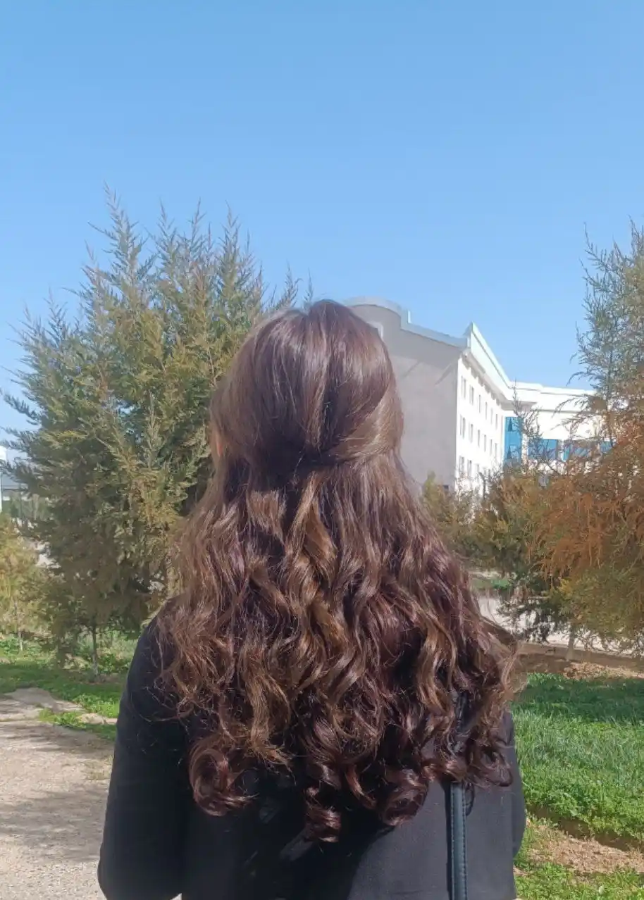 Parik, soch o'stirish, klip bilan bog'langan, uzun jingalak, yuqori sifatli, tabiiy ko'rinish, 80 sm