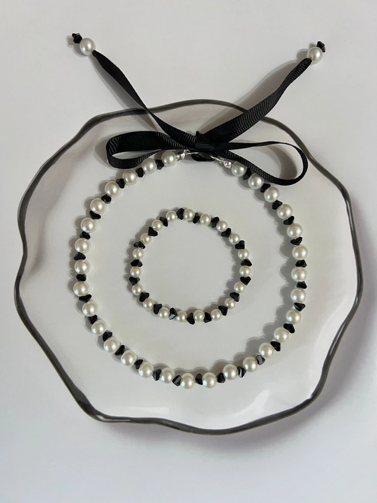 Bo‘yin uchun choker va bilaguzuk to‘plami. Qo‘lda yasalgan oq-qora va oq-qizil dizayn - 