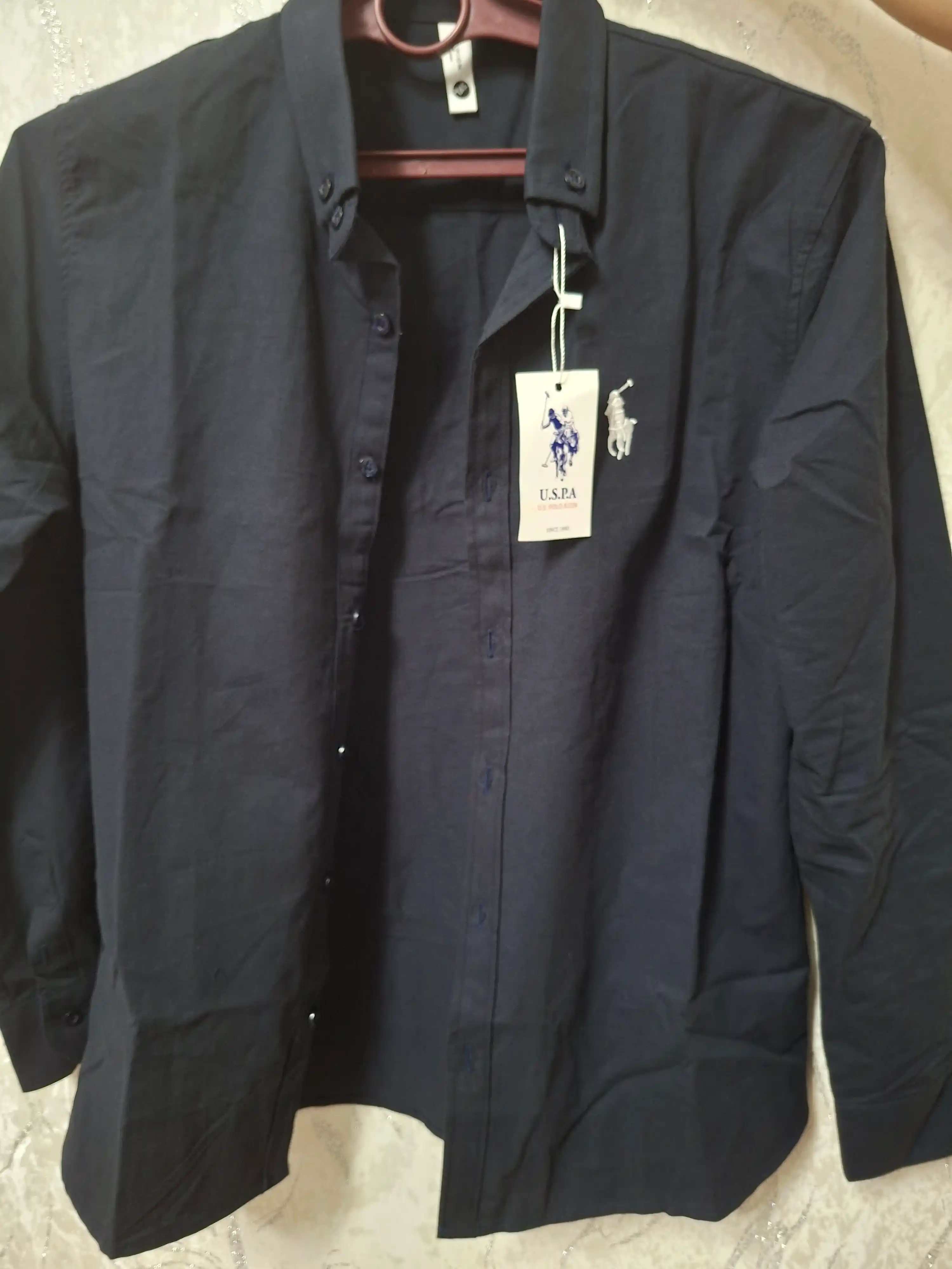Erkaklar uchun klassik U.S Polo ASSN. ko‘ylak – 100% paxta, bahor-yoz-kuz uchun, 1 razmer kichik