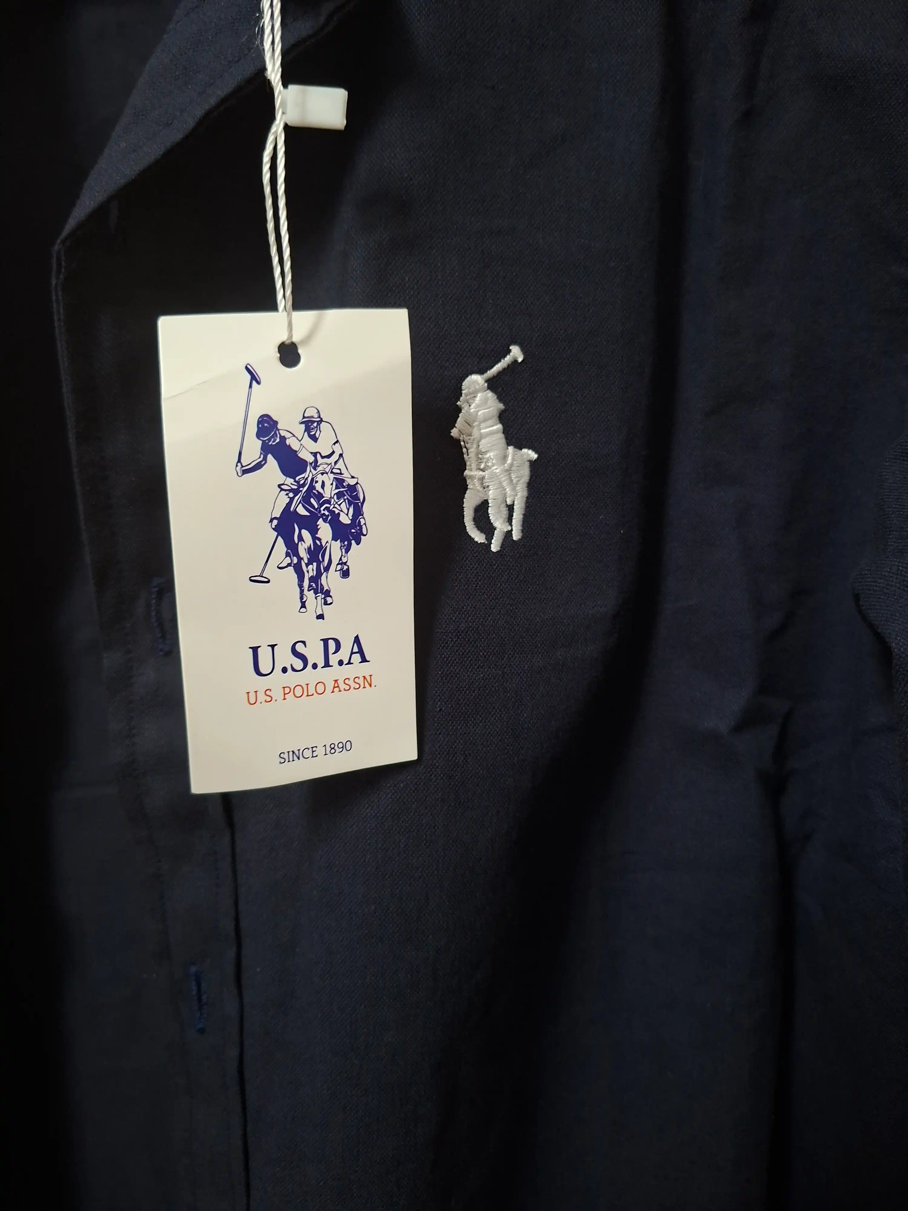 Erkaklar uchun klassik U.S Polo ASSN. ko‘ylak – 100% paxta, bahor-yoz-kuz uchun, 1 razmer kichik