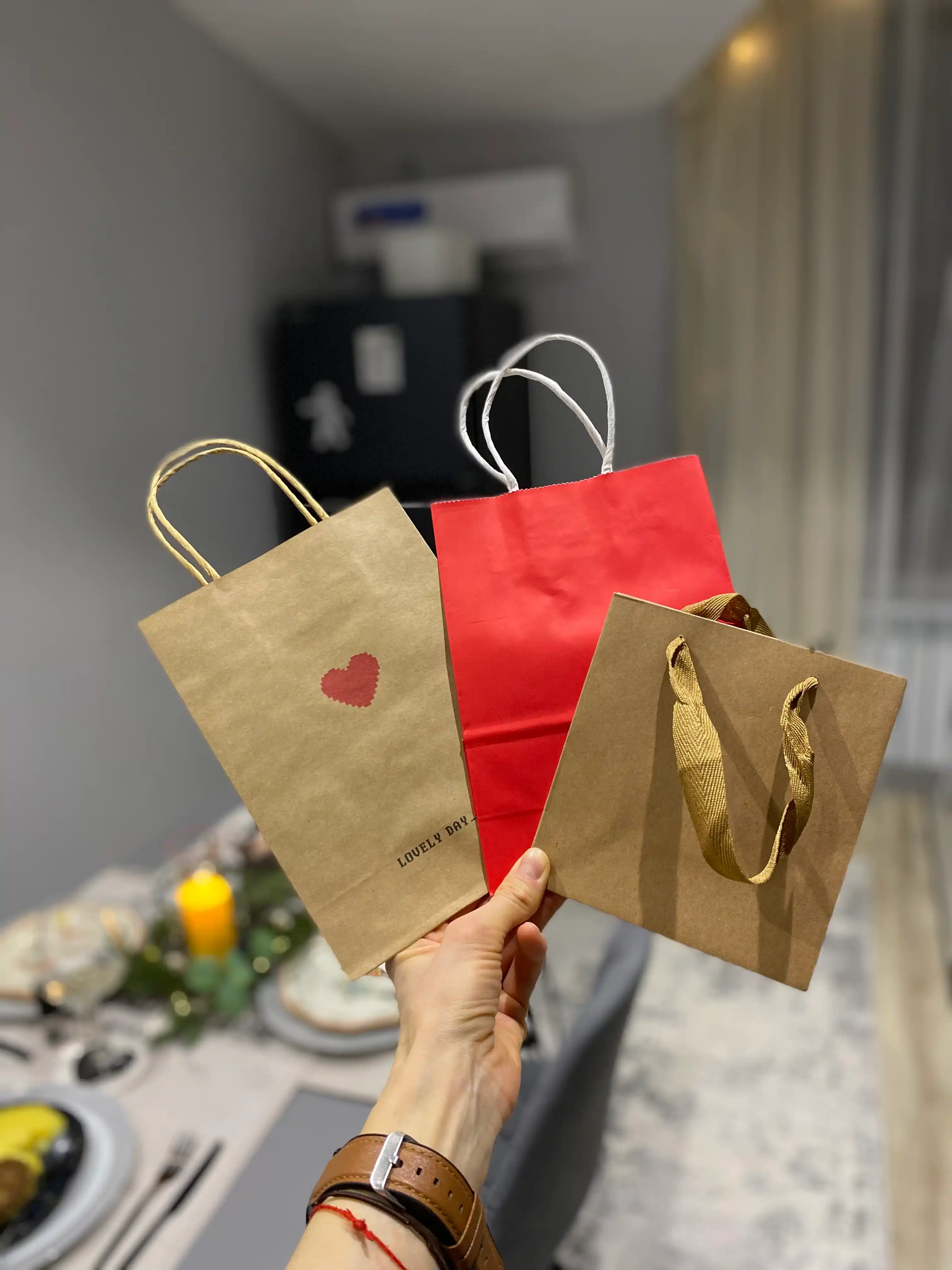 Kraft paket, qog'oz, sovg'a uchun, ushlaydiganlari bilan