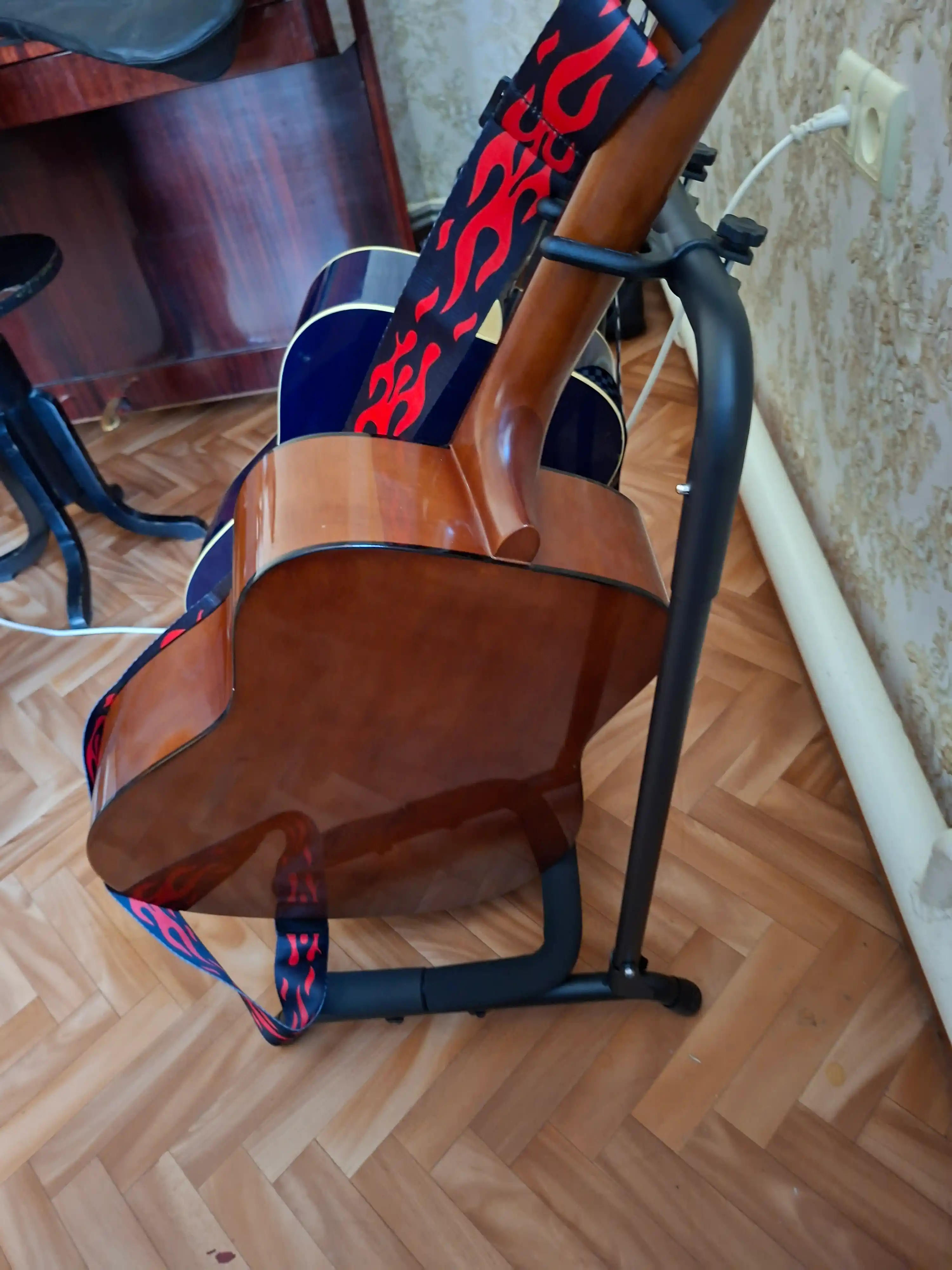 3 ta gitara uchun ustun, grif ushlagichi bilan polga o‘rnatilgan