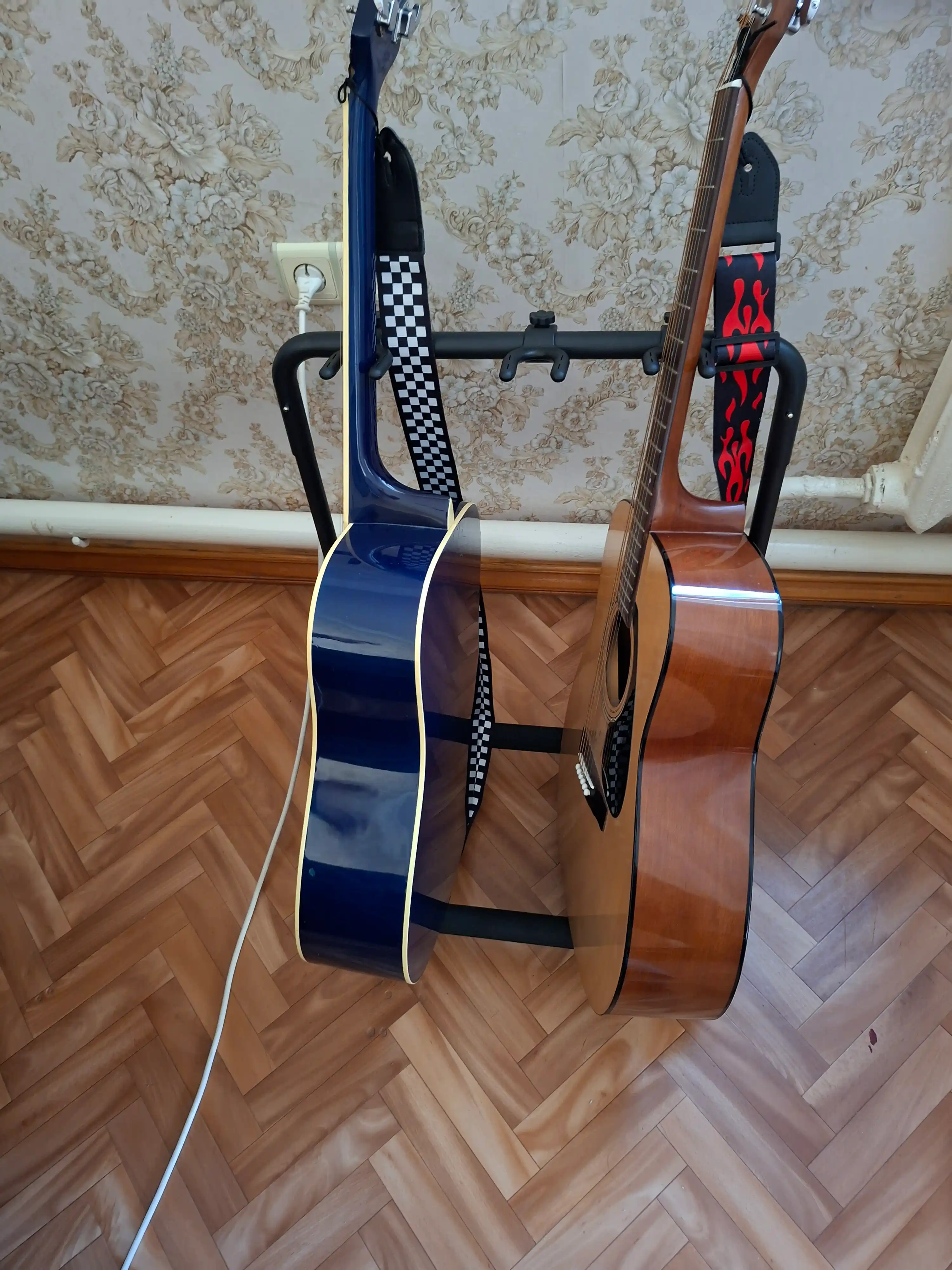 3 ta gitara uchun ustun, grif ushlagichi bilan polga o‘rnatilgan