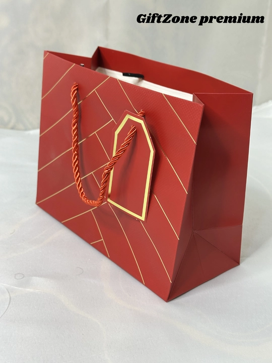 Sovg‘a sumkasi – sovg‘a uchun bezakli paket, turli rang va o‘lcham