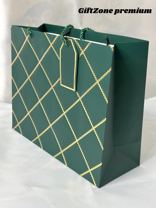 Sovg‘a sumkasi – sovg‘a uchun bezakli paket, turli rang va o‘lcham