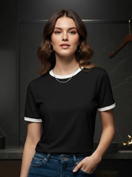 Ayollar uchun bazoviy futbolka – oq va qora rangda, zamonaviy casual model - 