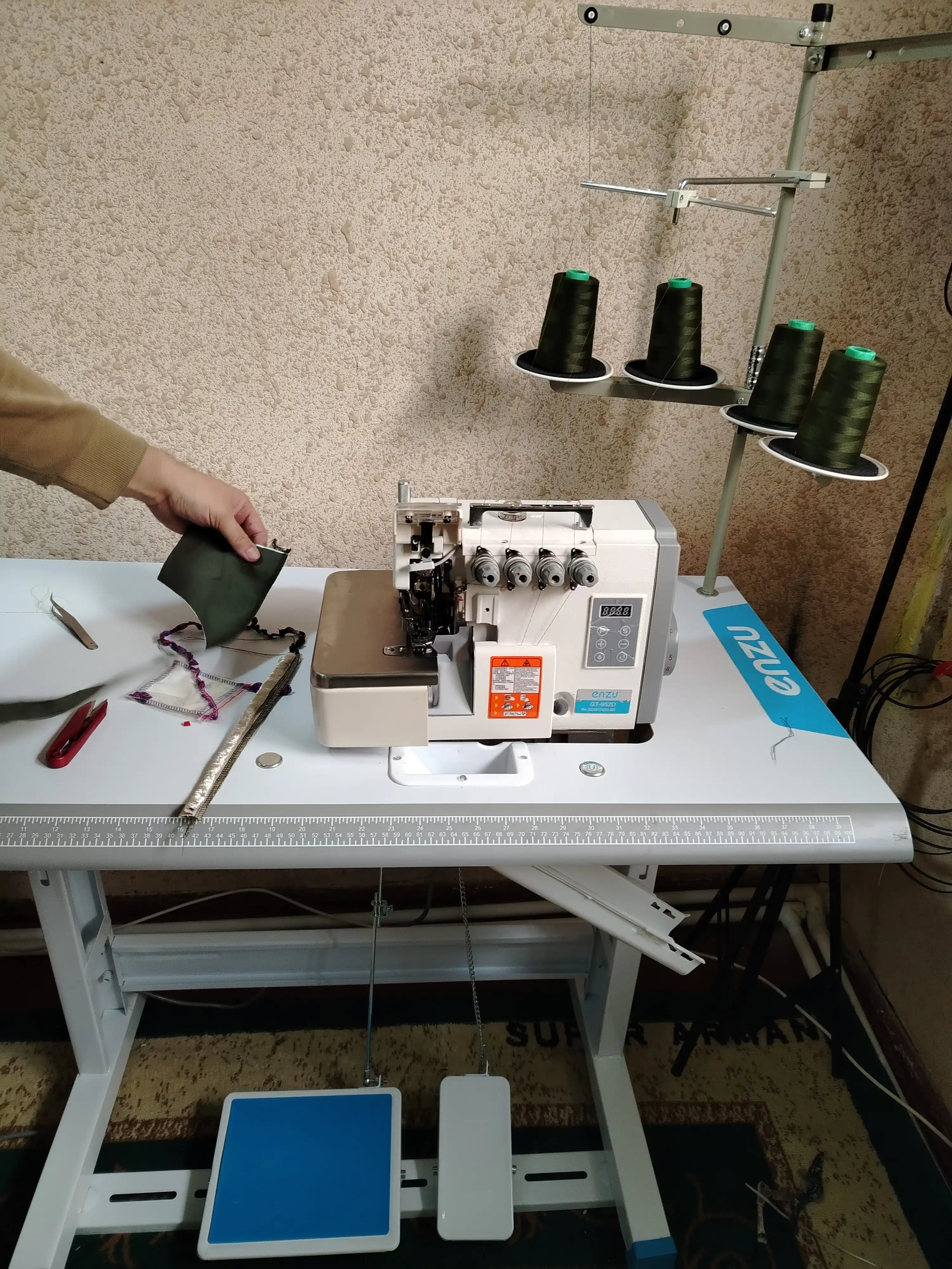 Tikuv mashinasi ENZU D-952, overlock, avtomatik moylash, ko‘p qatlamli matolar uchun