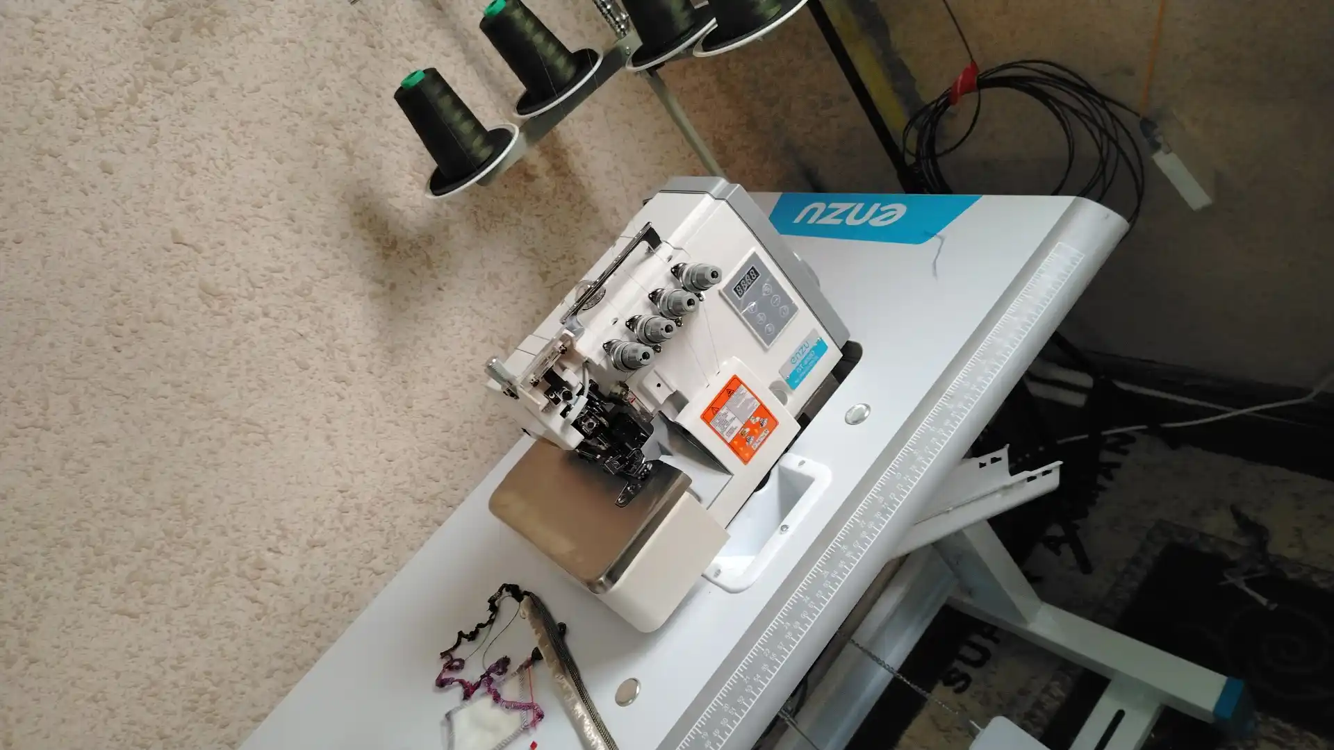 Tikuv mashinasi ENZU D-952, overlock, avtomatik moylash, ko‘p qatlamli matolar uchun