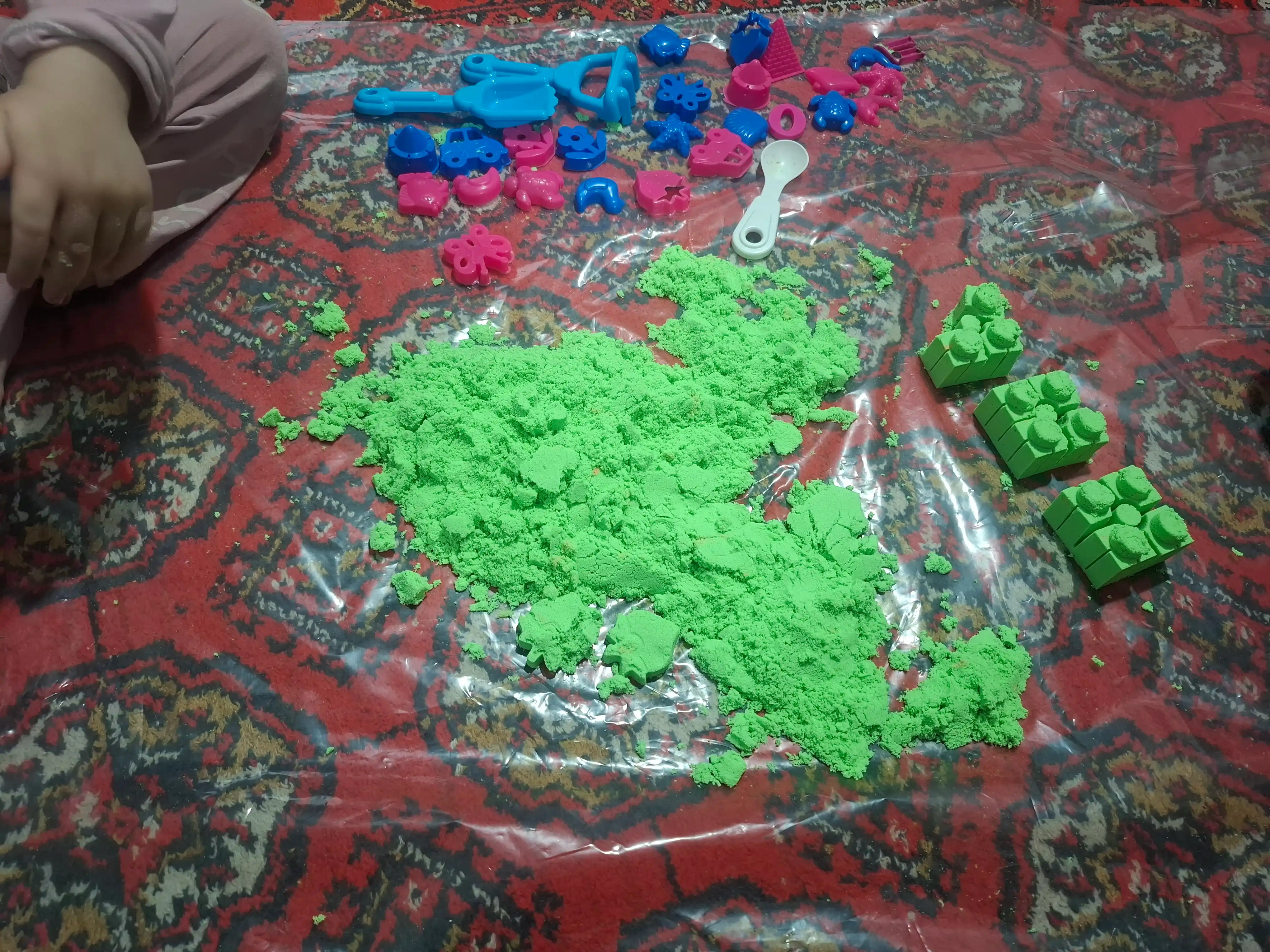 Kinetik qum - 1/2/4 kg, yasash va o‘ynash uchun to‘plam, shishiriladigan basseyn bilan
