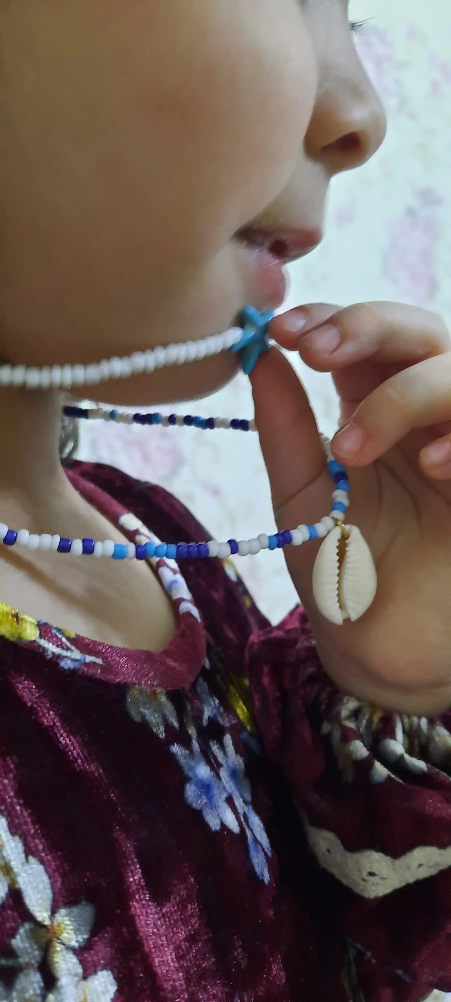 Chig‘anoqlar va marvaridlar bilan bo‘yin chokeri, dengiz uslubidagi ayollar marjoni