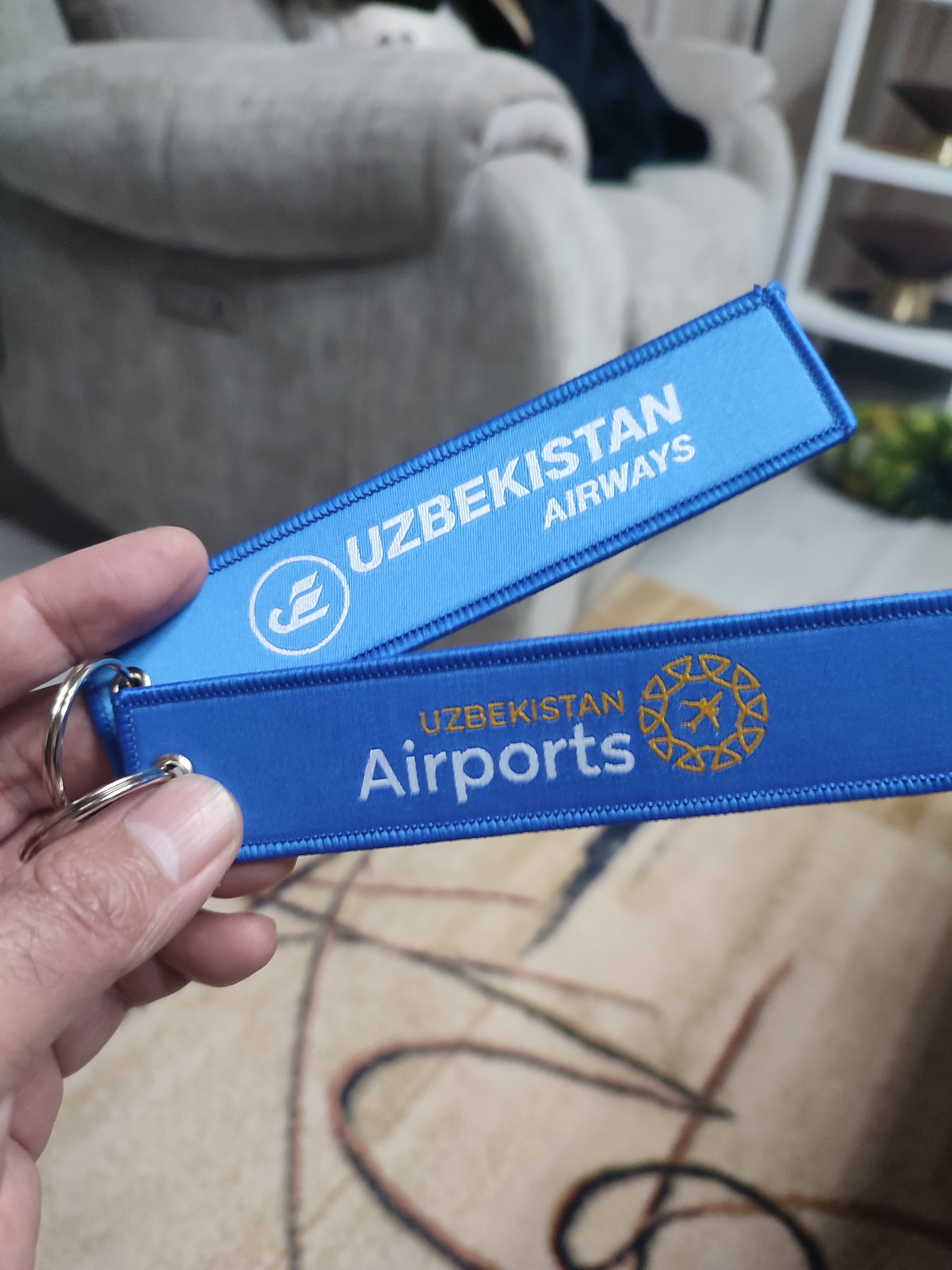 Aviatsiya remuvka breloki - Uzbekistan Airports kompaniyasi, 3х14 sm, matodan ishlangan