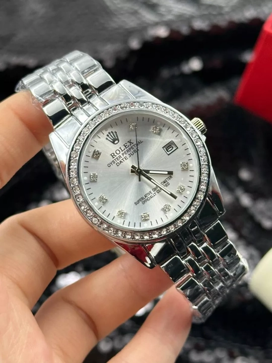 Ayollar qo‘l soati — toshlar bilan bezatilgan nafis metall bilaguzukli model - 