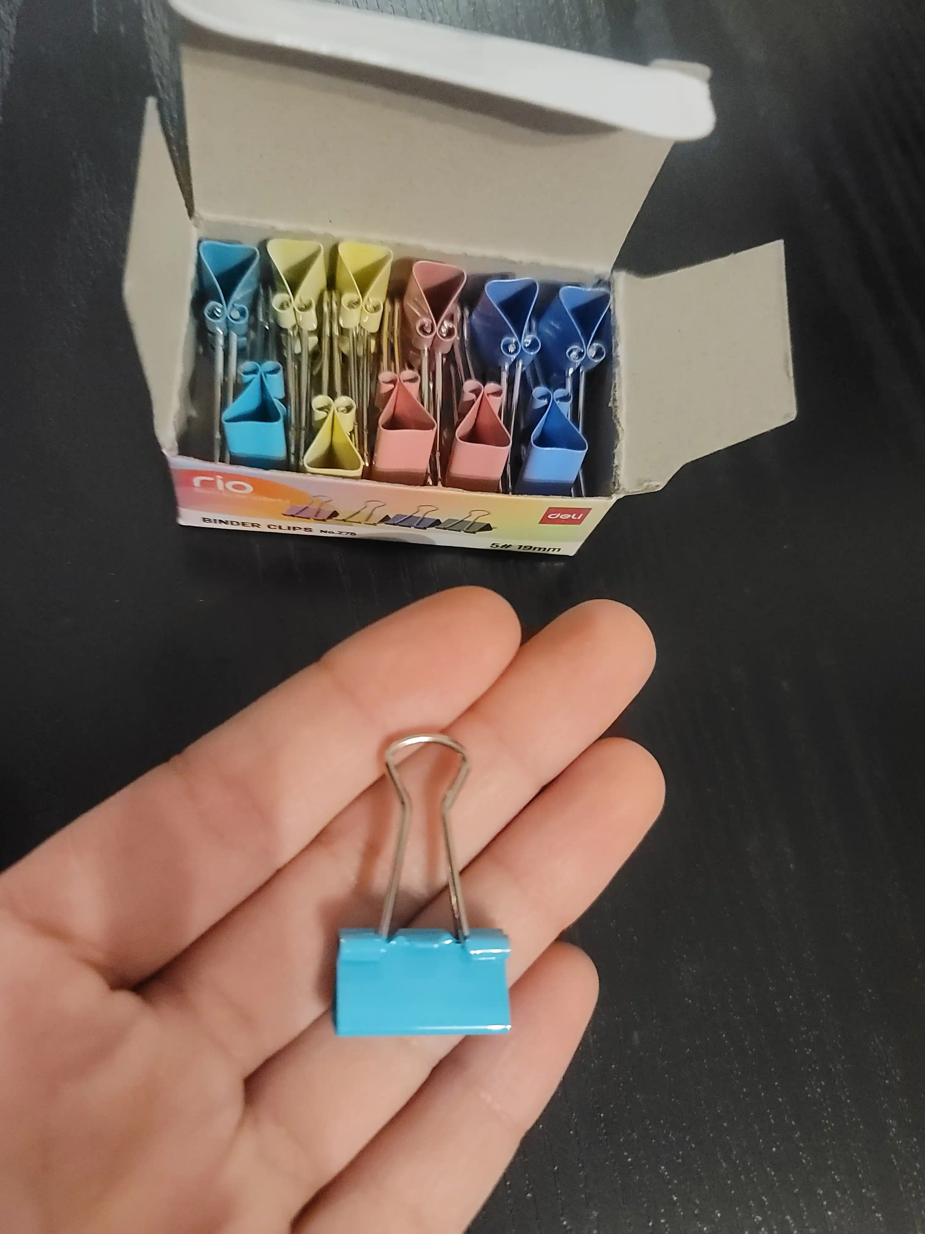 Deli EZ75 rangli qog'oz qisqichi, 19 mm, 12 dona