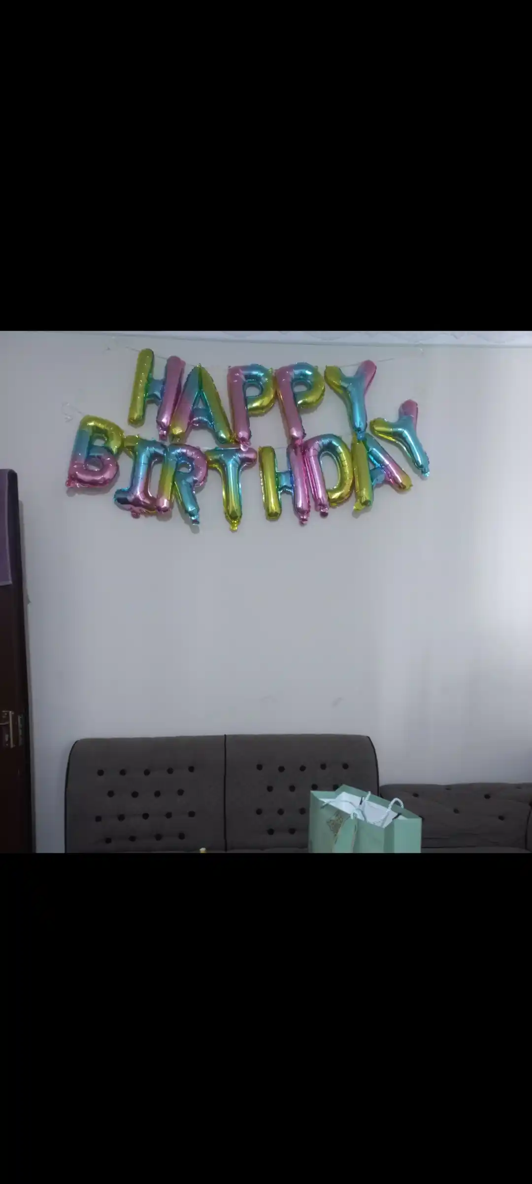 Happy Birthday harfli sharchalar, devordagi yozuv, fotozona uchun gulchambar