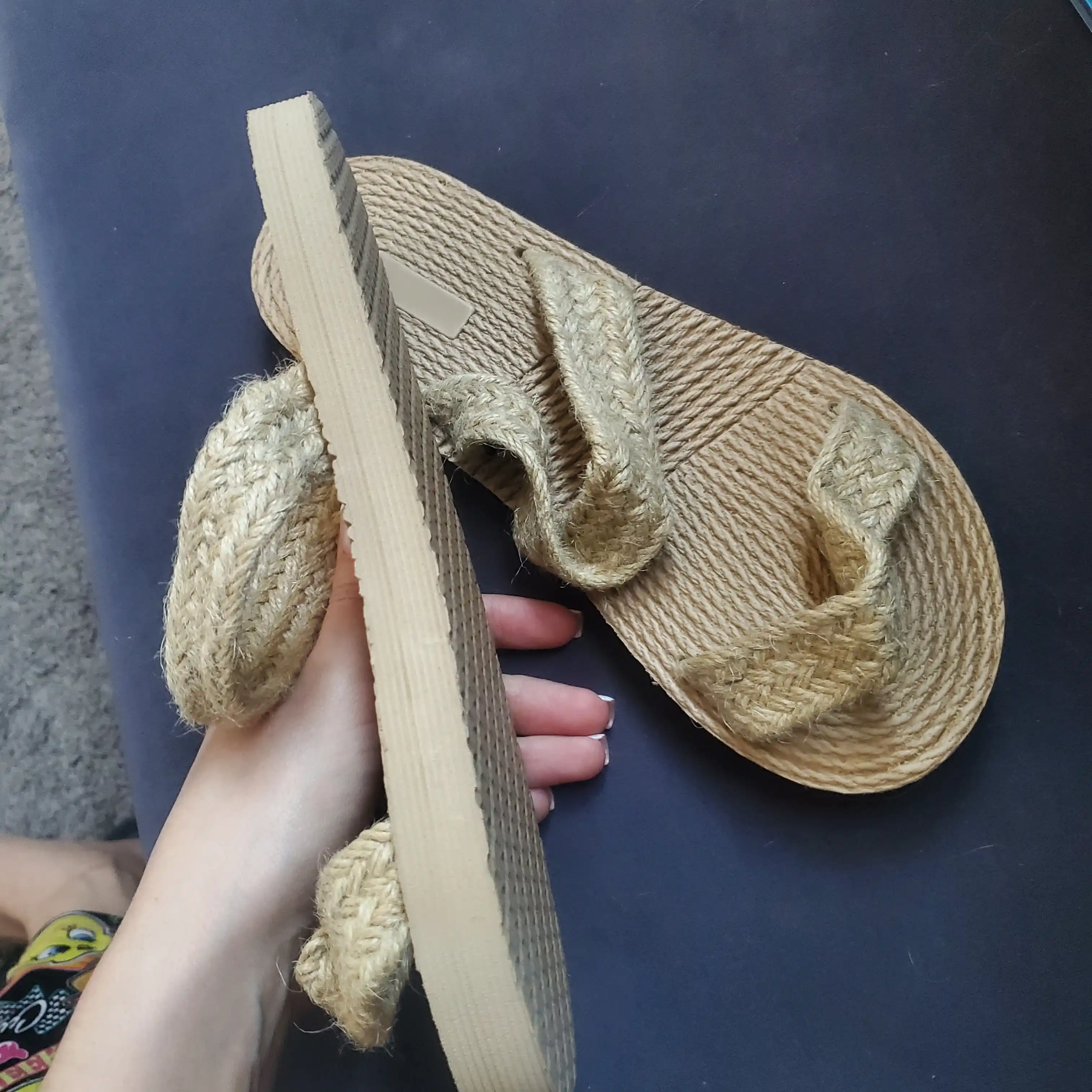 Легкие пляжные сланцы для улицы
