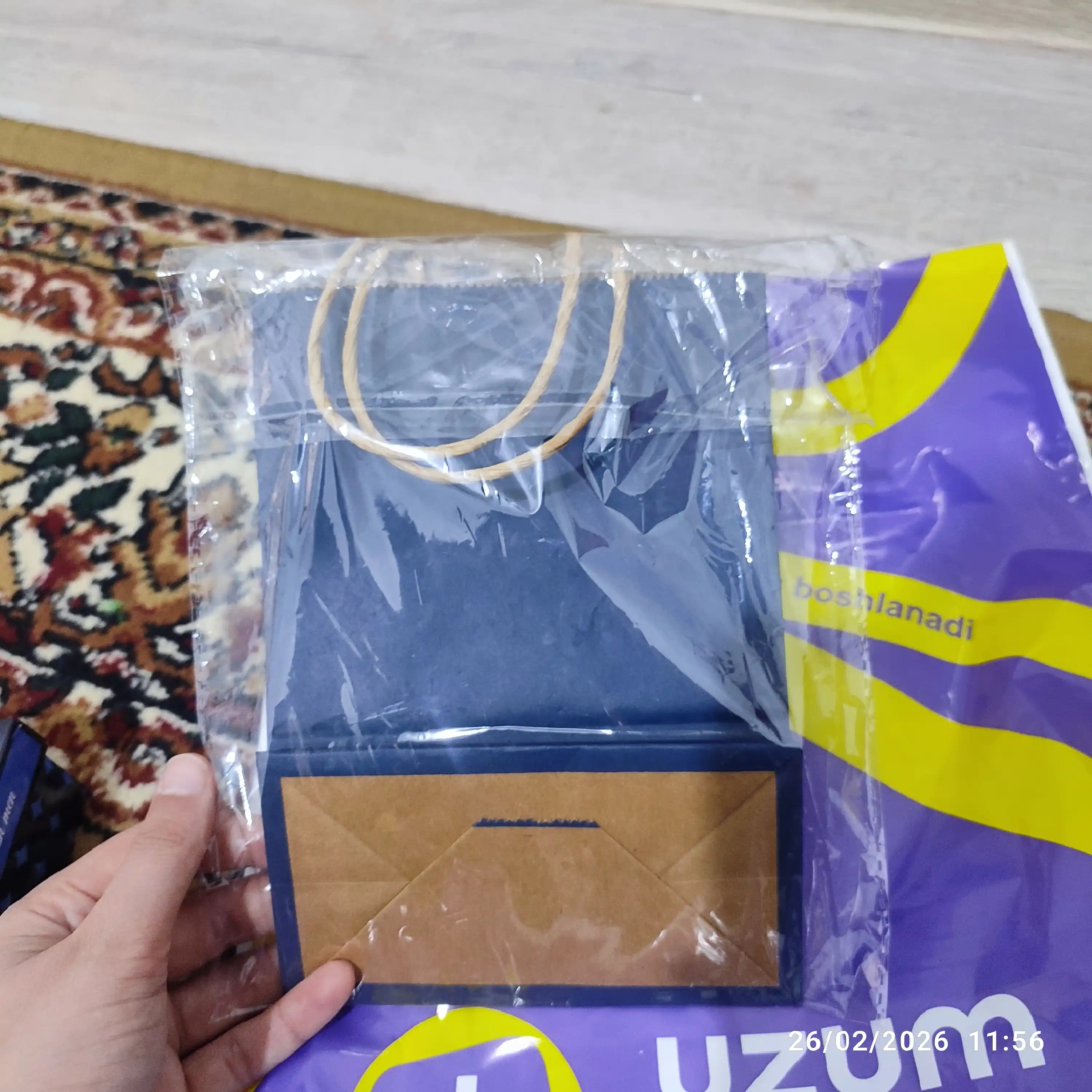 Kraft paket, qog'oz, sovg'a uchun, ushlaydiganlari bilan