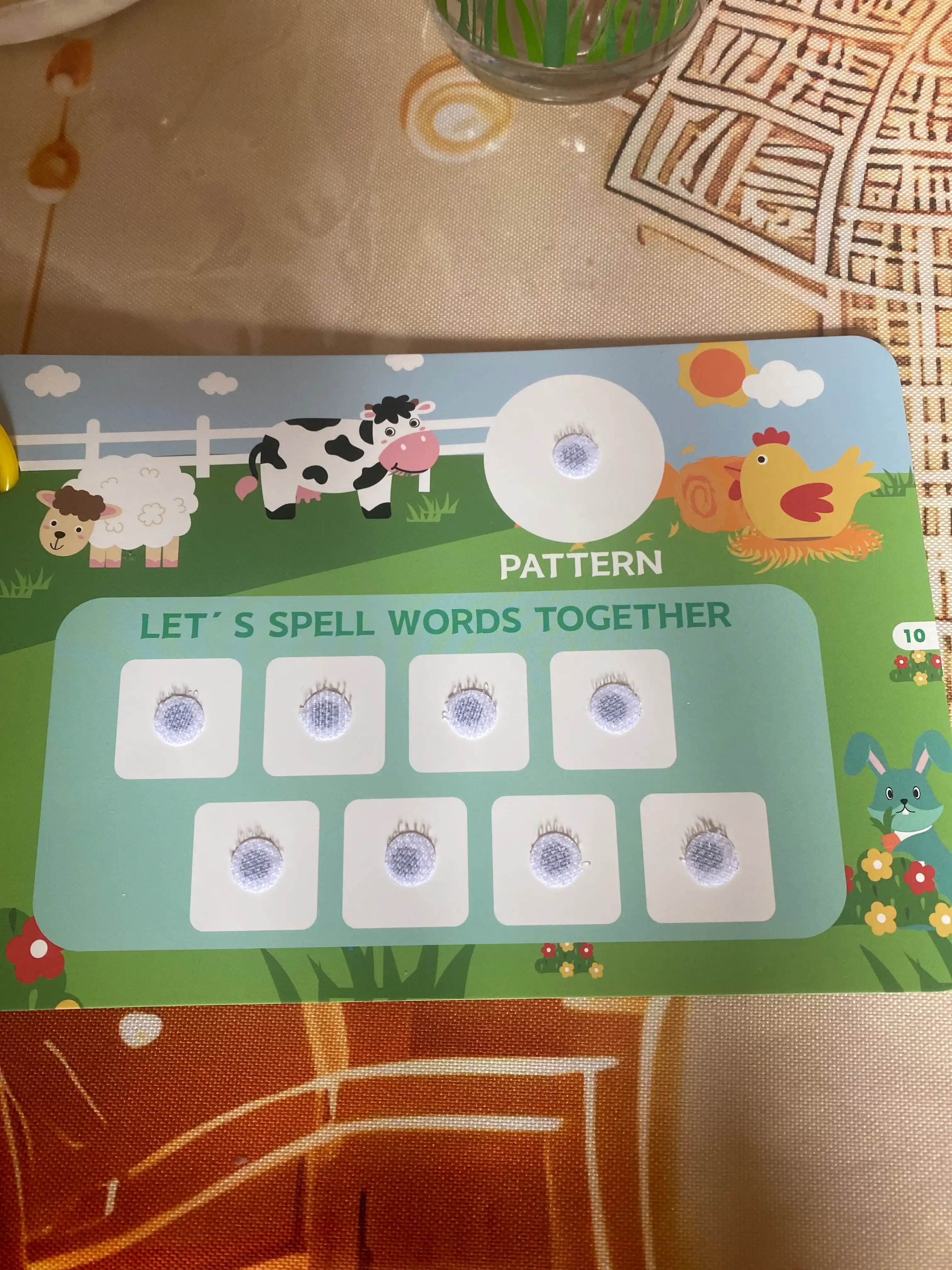 Bolalar uchun o'quv kitobi va alifbosi Busybook, lipuchkali Montessori kitobi
