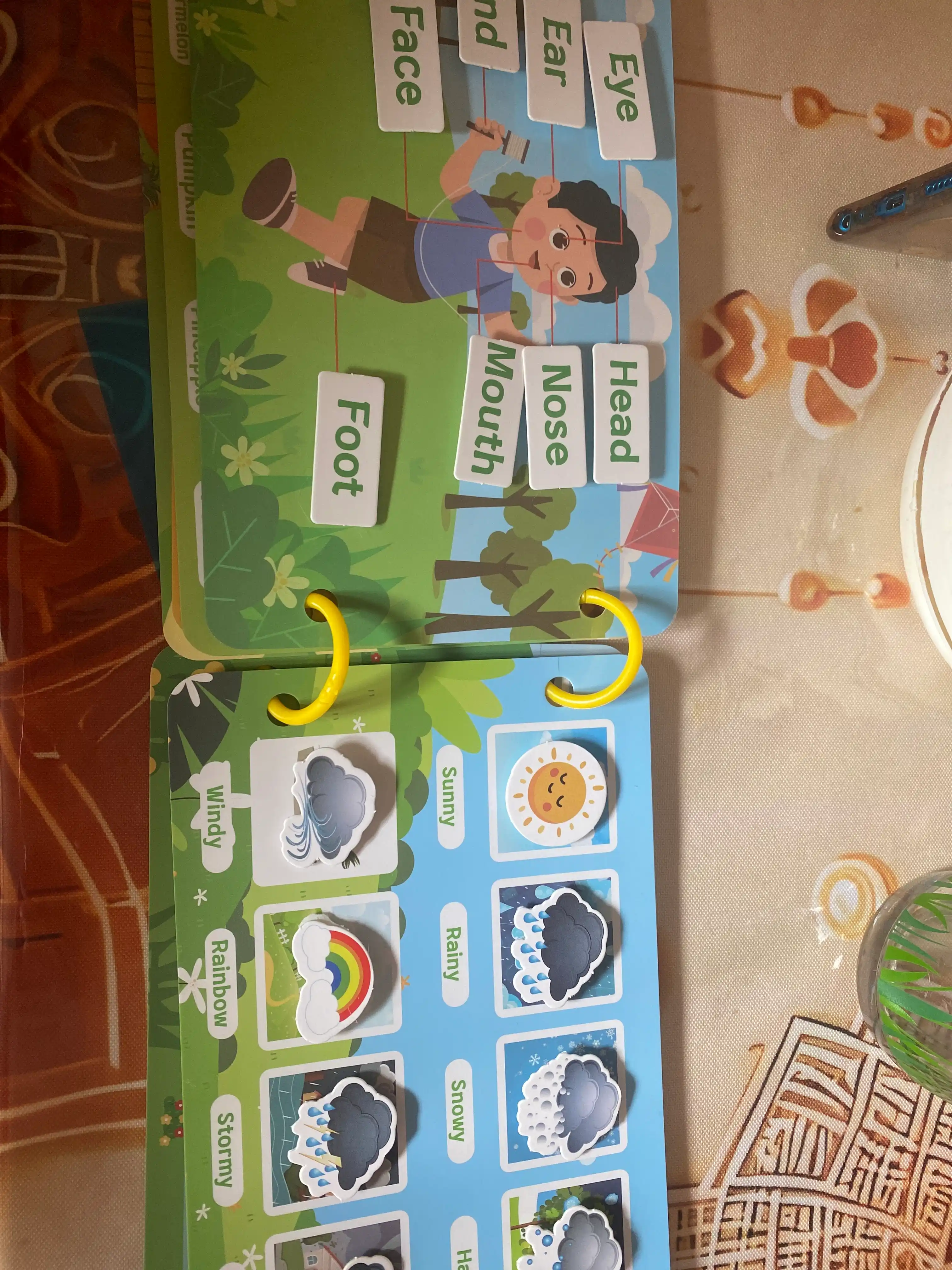 Bolalar uchun o'quv kitobi va alifbosi Busybook, lipuchkali Montessori kitobi