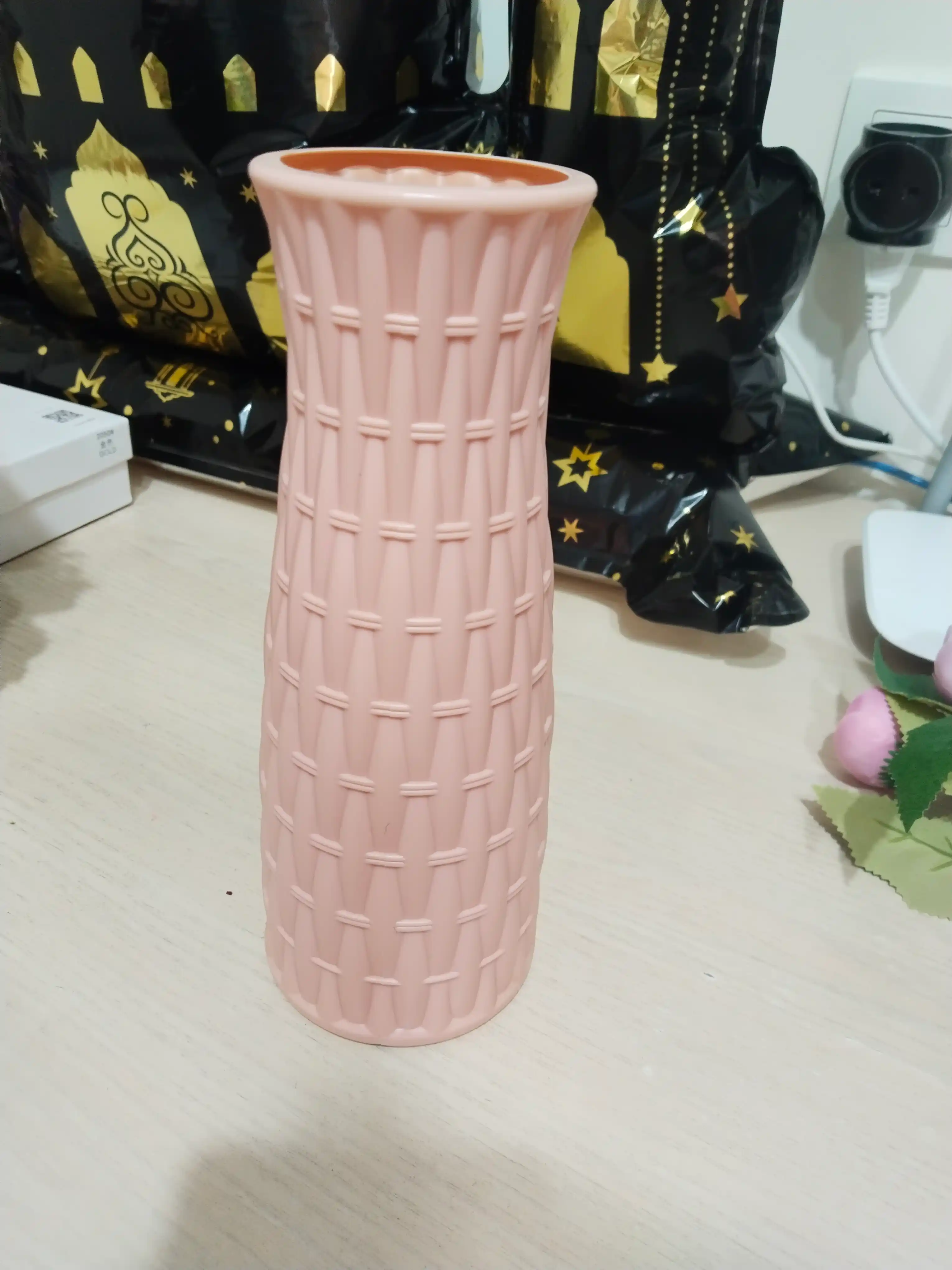 Dekorativ plastik vaza – zamonaviy interyer uchun nafis dizaynи искусственных цветов