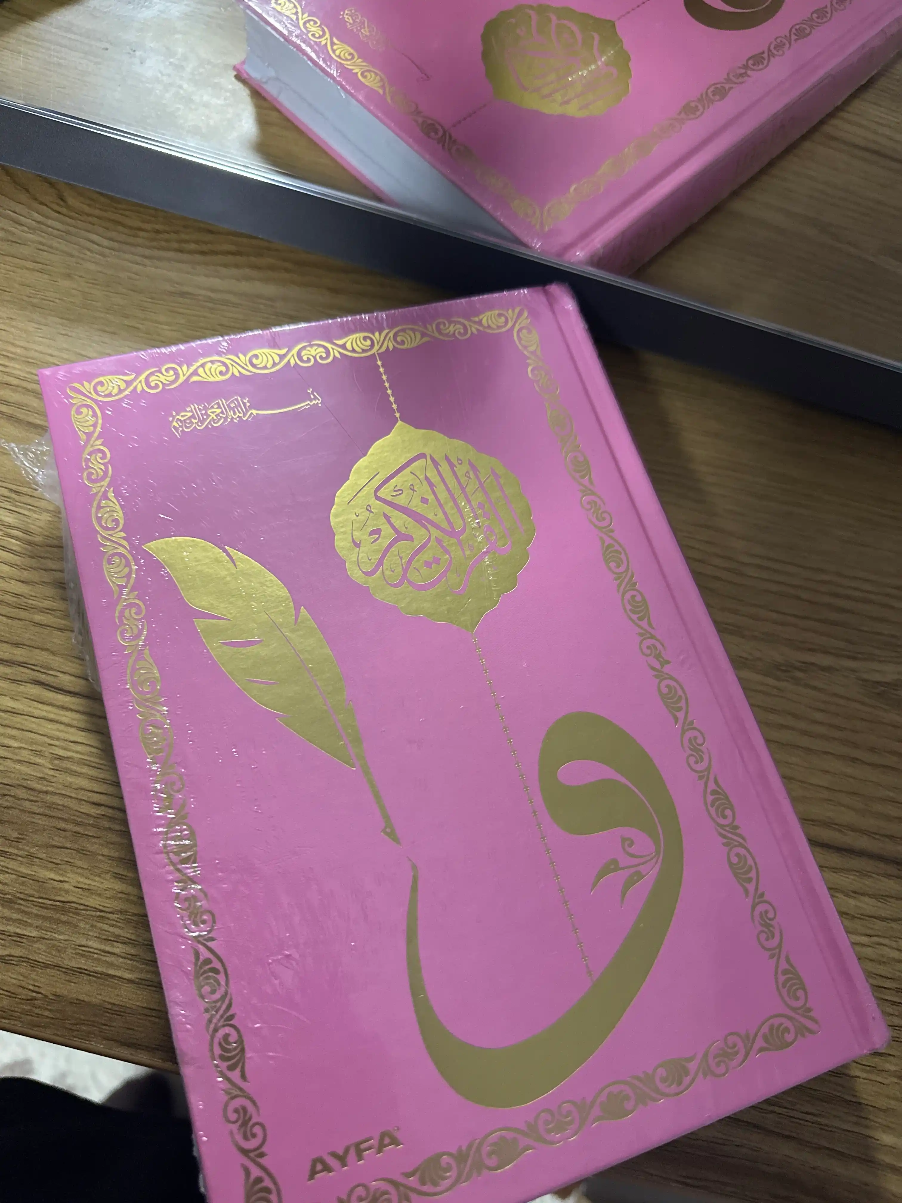 Коллекция книг Корана, написанных каллиграфическим почерком