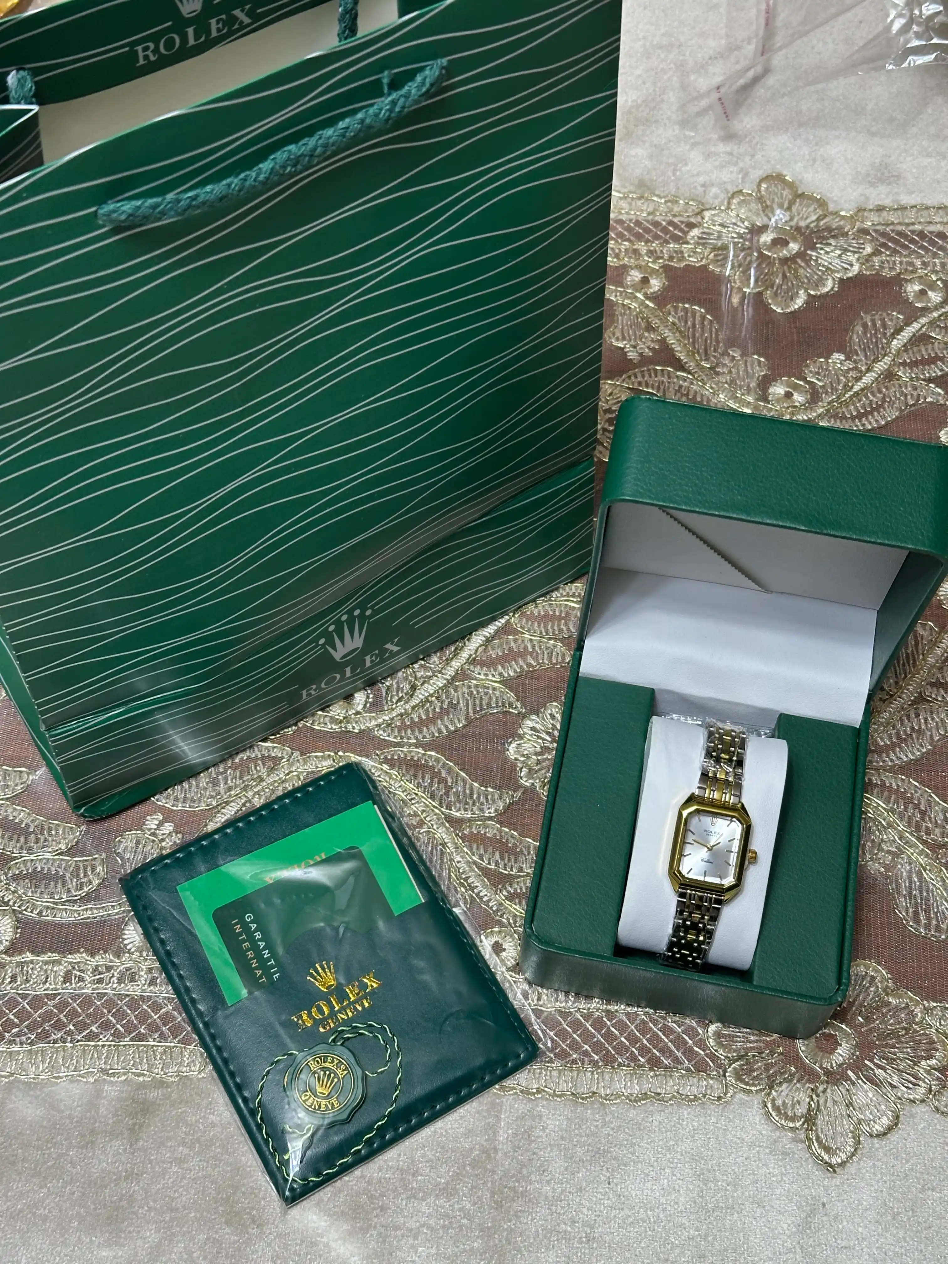 Ayollar va qizlar uchun qo'l soati, klassik, sovg'a qutisi, sumkasi va hujjati bilan