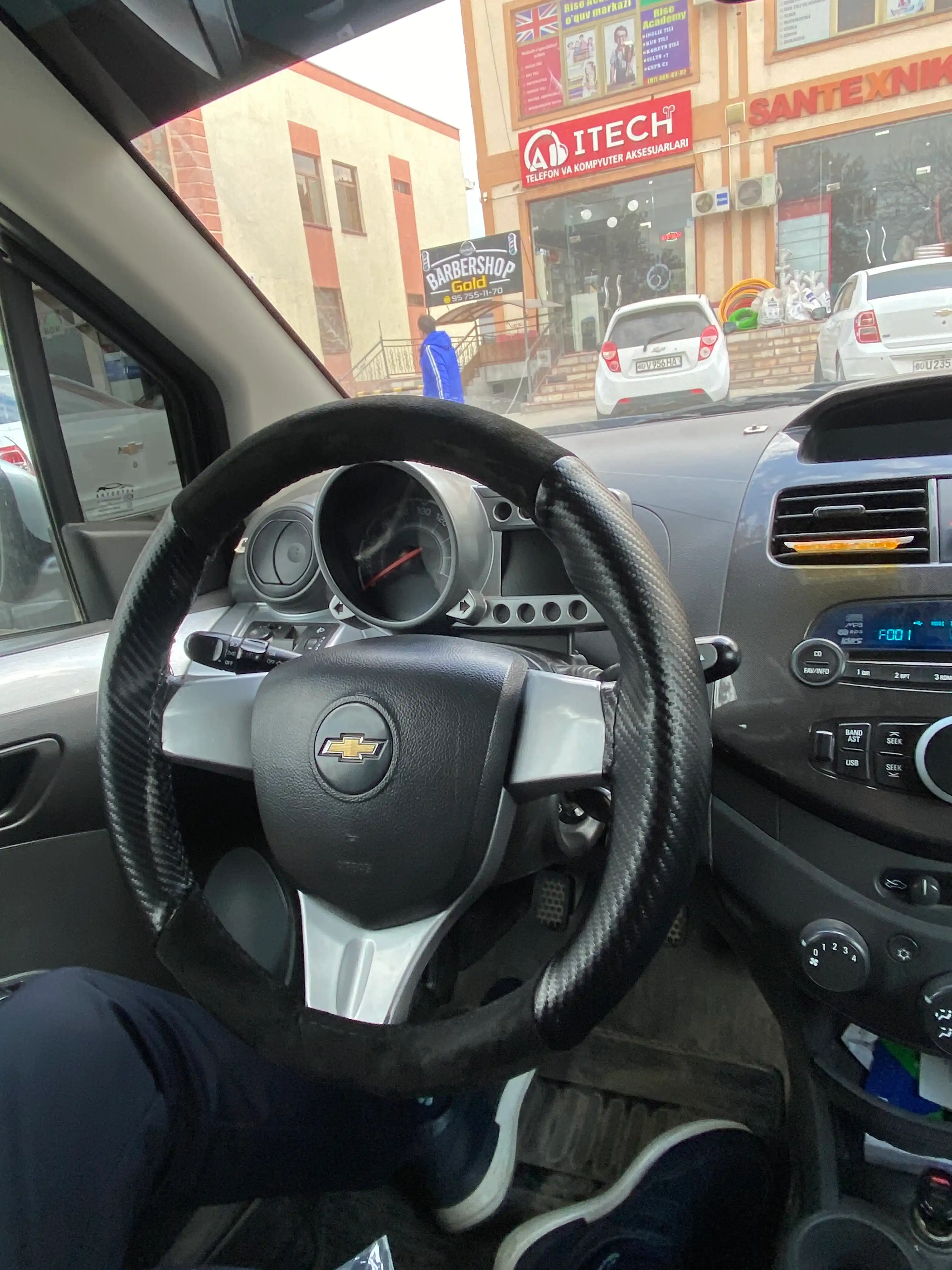 Avtomobil BOSS rul chexol tikiladigan carbon va alikantaro, eco charmdan