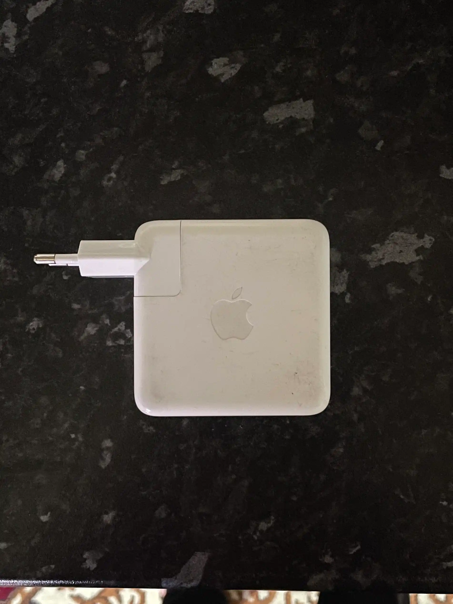 Macbook quvvat manbai va boshqa qurilmalar uchun evro adapter