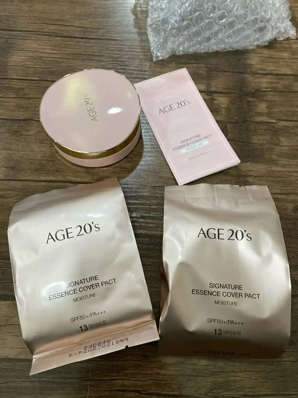AGE 20's yuz uchun namlantiruvchi va lifting effektli kushon, SPF50+