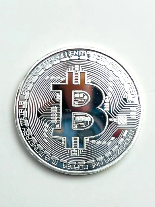 Bitcoin suvenir tangasi plastik idishda