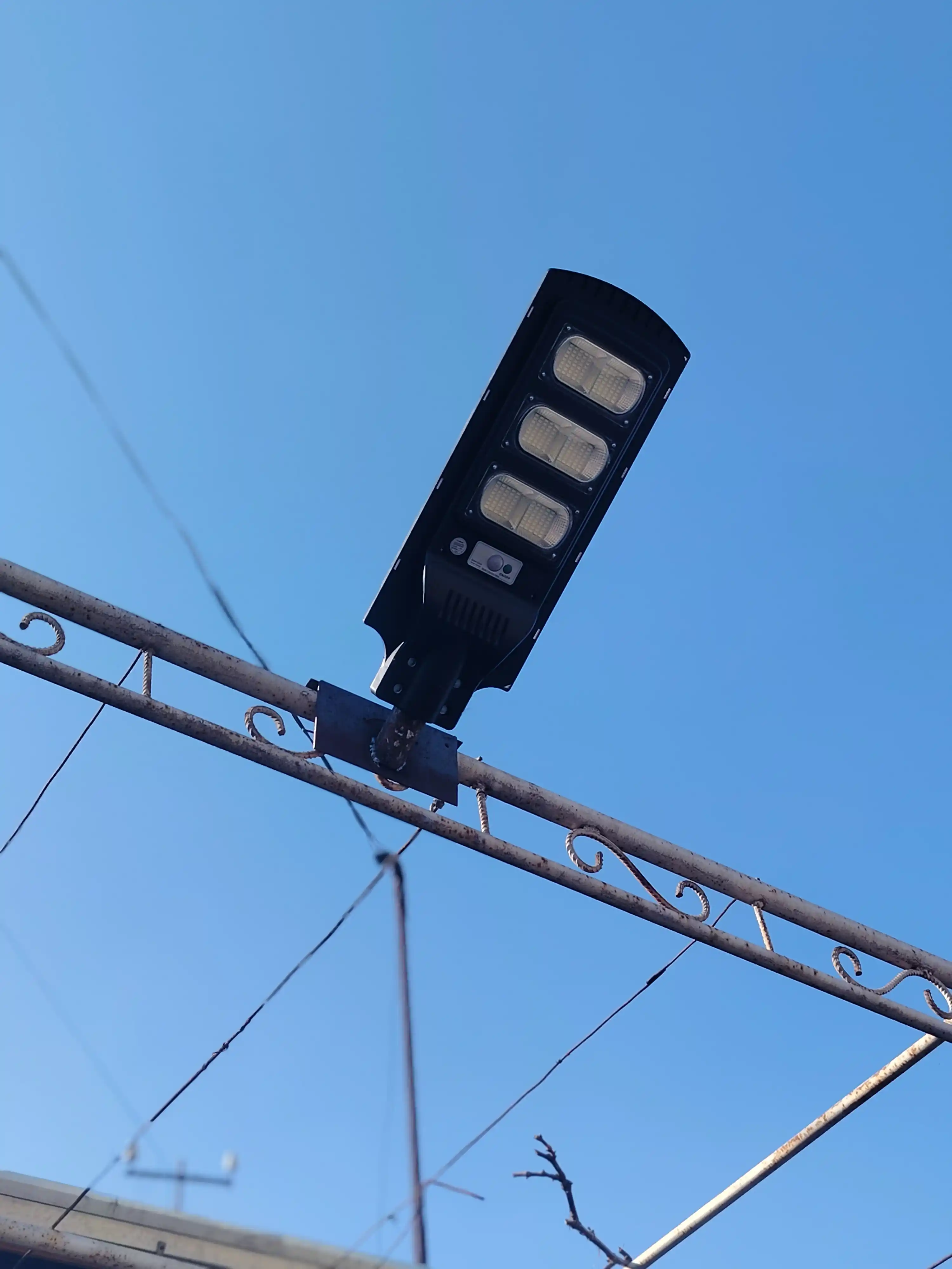 150-250 Vt quyosh energiyasida ishlaydigan tashqi chiroq, harakat datchigi va pult bilan