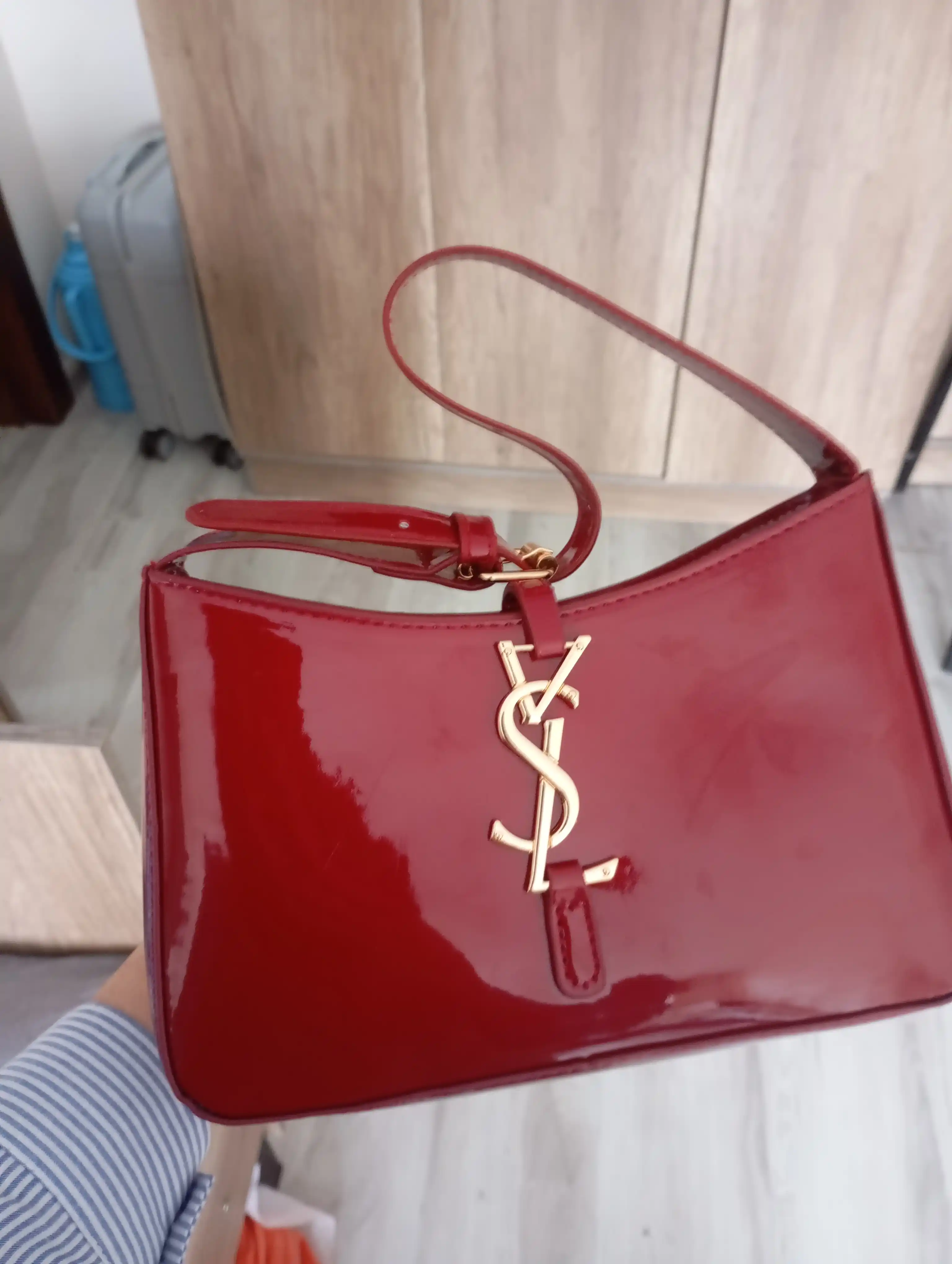 Ayollar nafis sumkasi, oltin rangli furnituraga ega, laklangan charm
