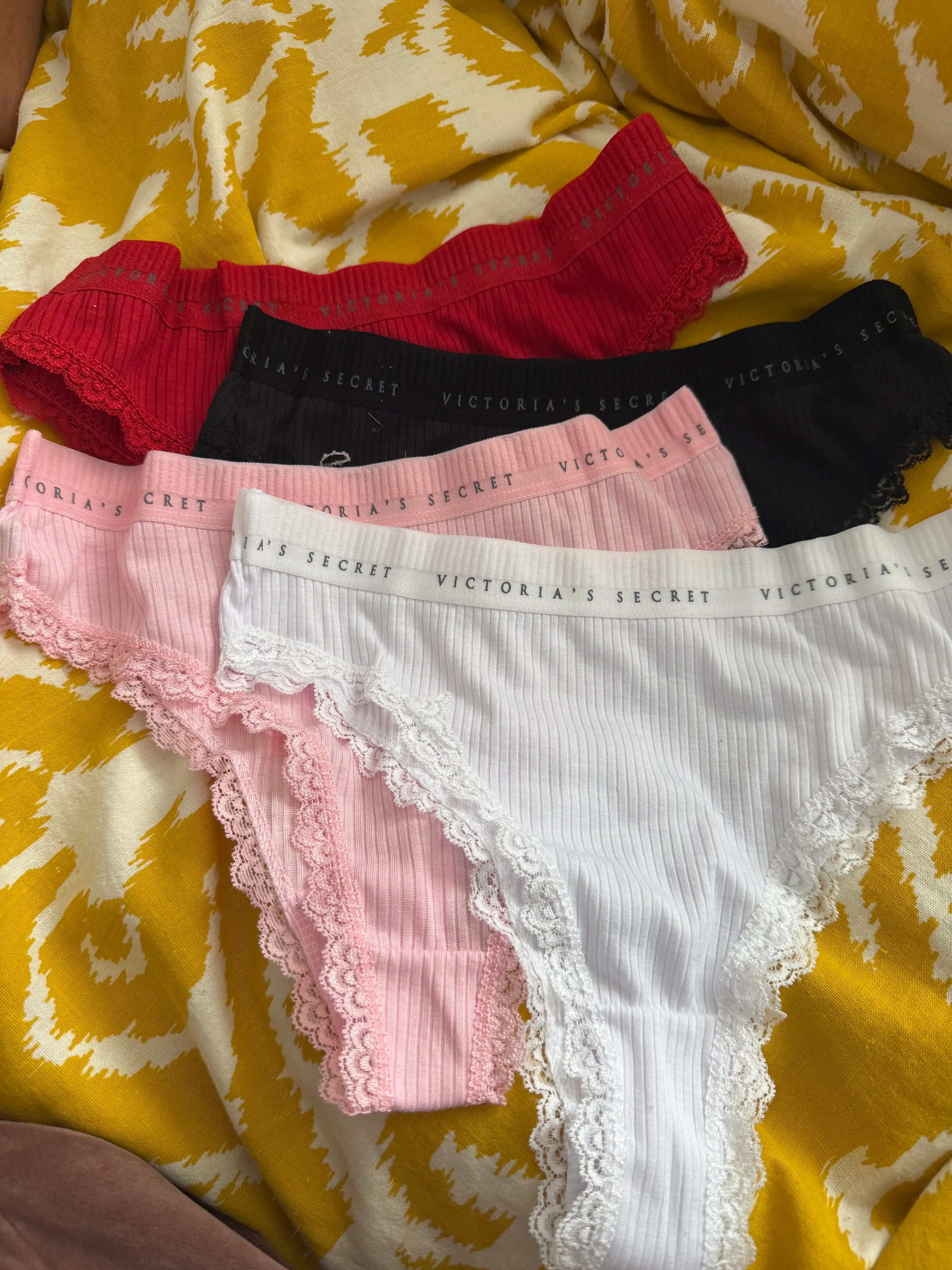 Ayollar uchun Victoria`s secret trusiklari, 5 dona to‘plam, sovg‘a qutisida ichki kiyim