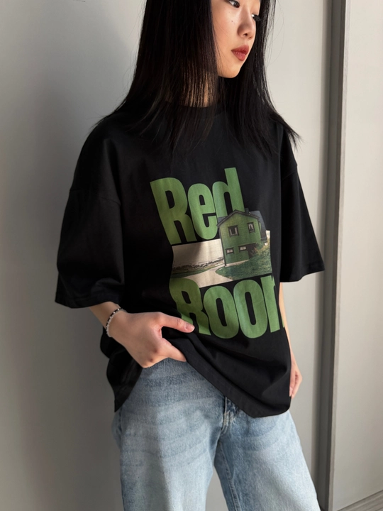 Ayollar uchun Red Room printli futbolka qora / oq - 