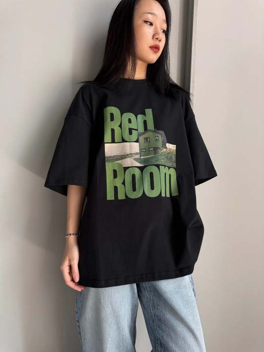 Ayollar uchun Red Room printli futbolka qora / oq