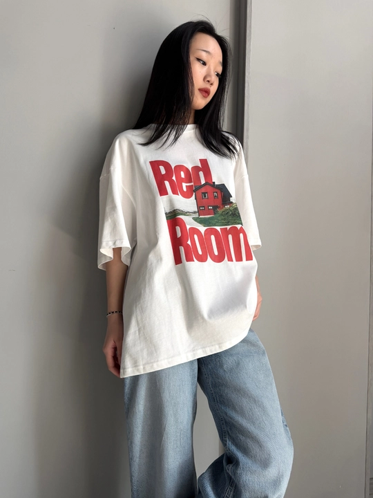 Женская футболка с принтом Red Room хлопок чёрный / белый