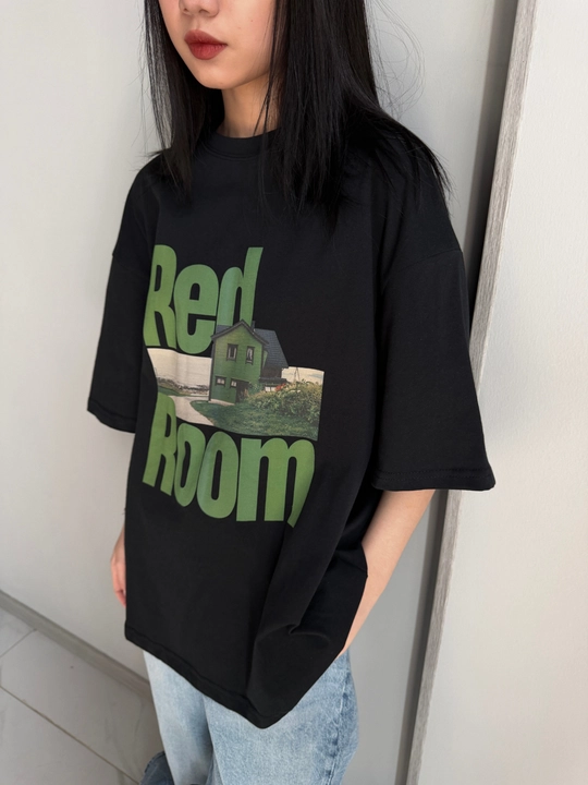 Ayollar uchun Red Room printli futbolka qora / oq
