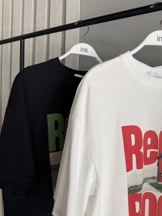 Ayollar uchun Red Room printli futbolka qora / oq