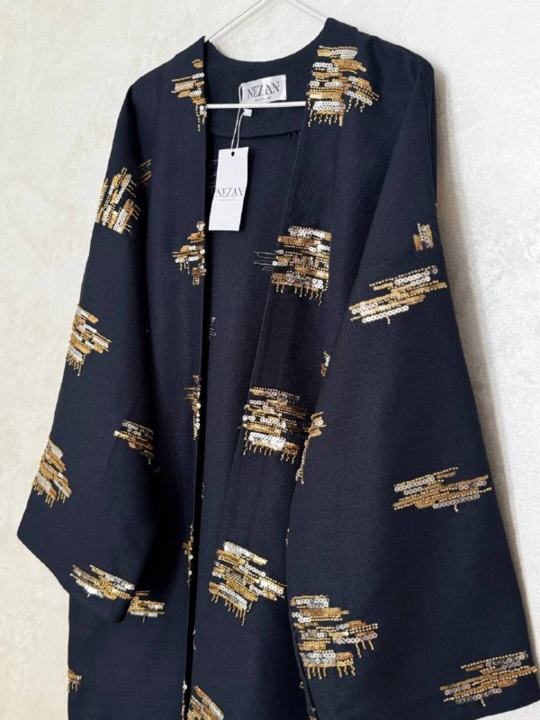 Ayollar nafis abayasi, oltin rangli naqshlar bilan, sharqona kimono uslubida