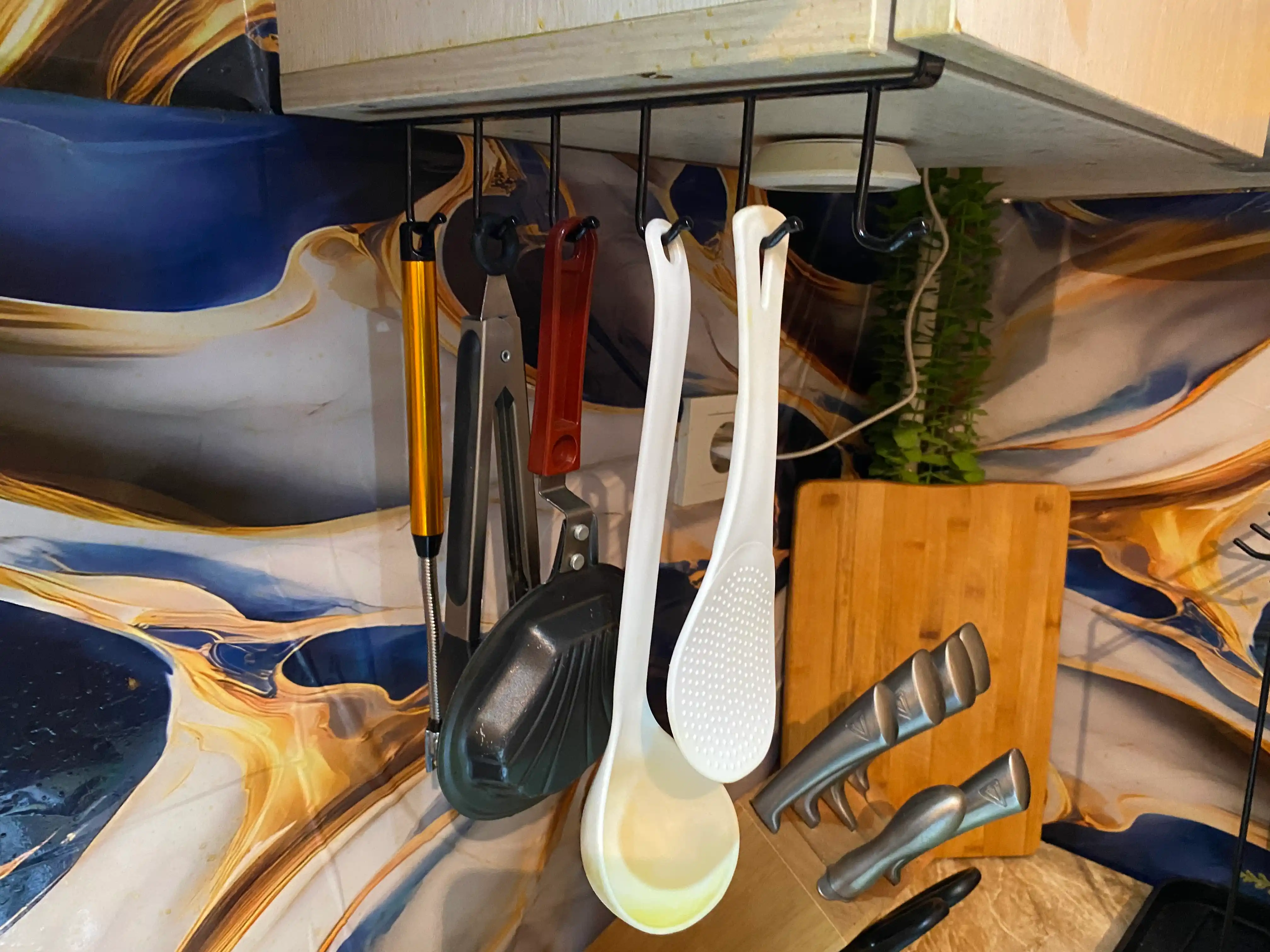 Вешалка для кухни, шкафа, полки